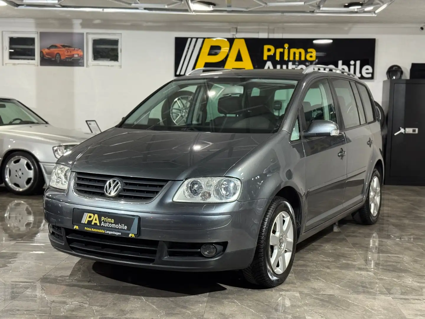 Volkswagen Touran 1.6 FSI Trendline Automatik Tempomat SHZ Grau - 1