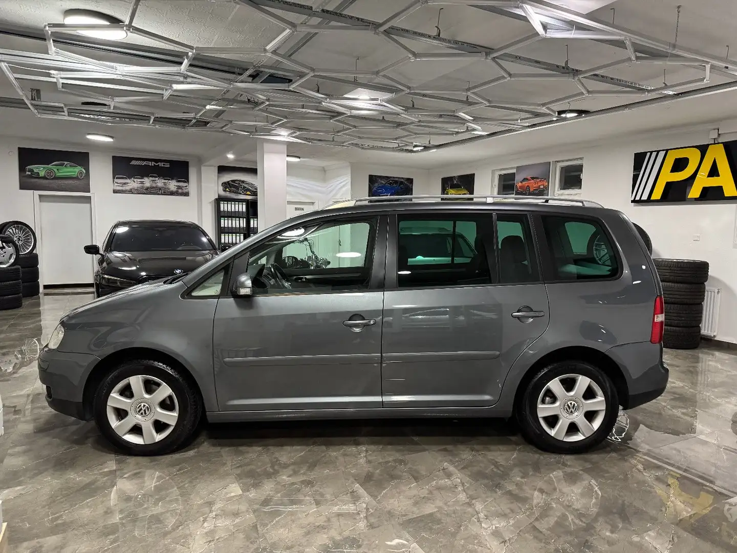 Volkswagen Touran 1.6 FSI Trendline Automatik Tempomat SHZ Grau - 2