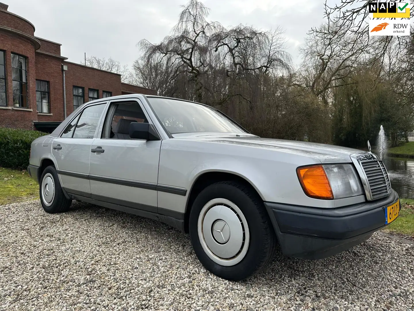 Mercedes-Benz 500 200-500 (W124) 230 E AUTOMAAT *apk:01-2026* Gris - 1