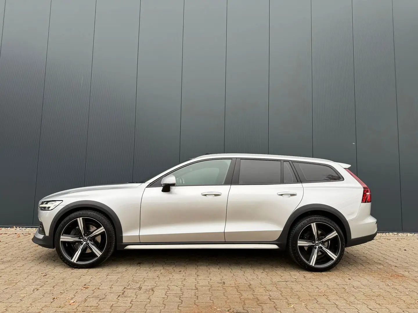 Volvo V60 Cross Country 2.0 D4 AWD Intro Edition / pano / trekhaak / acc Grau - 2
