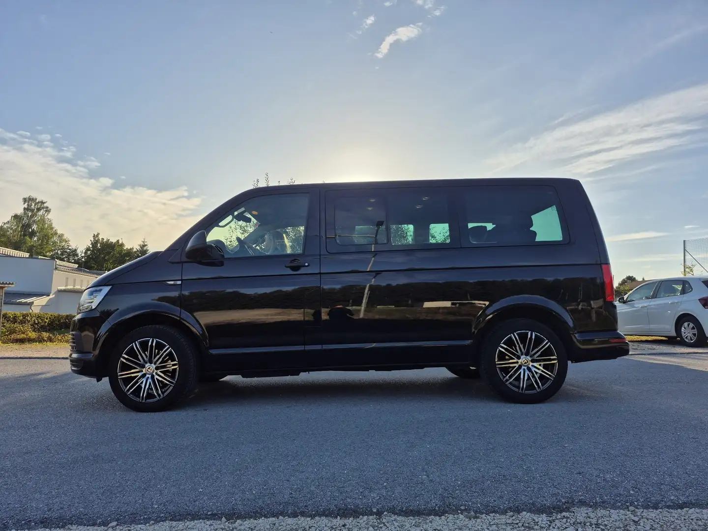 Volkswagen T6 Multivan DSG Kurz Trendline Schwarz - 1