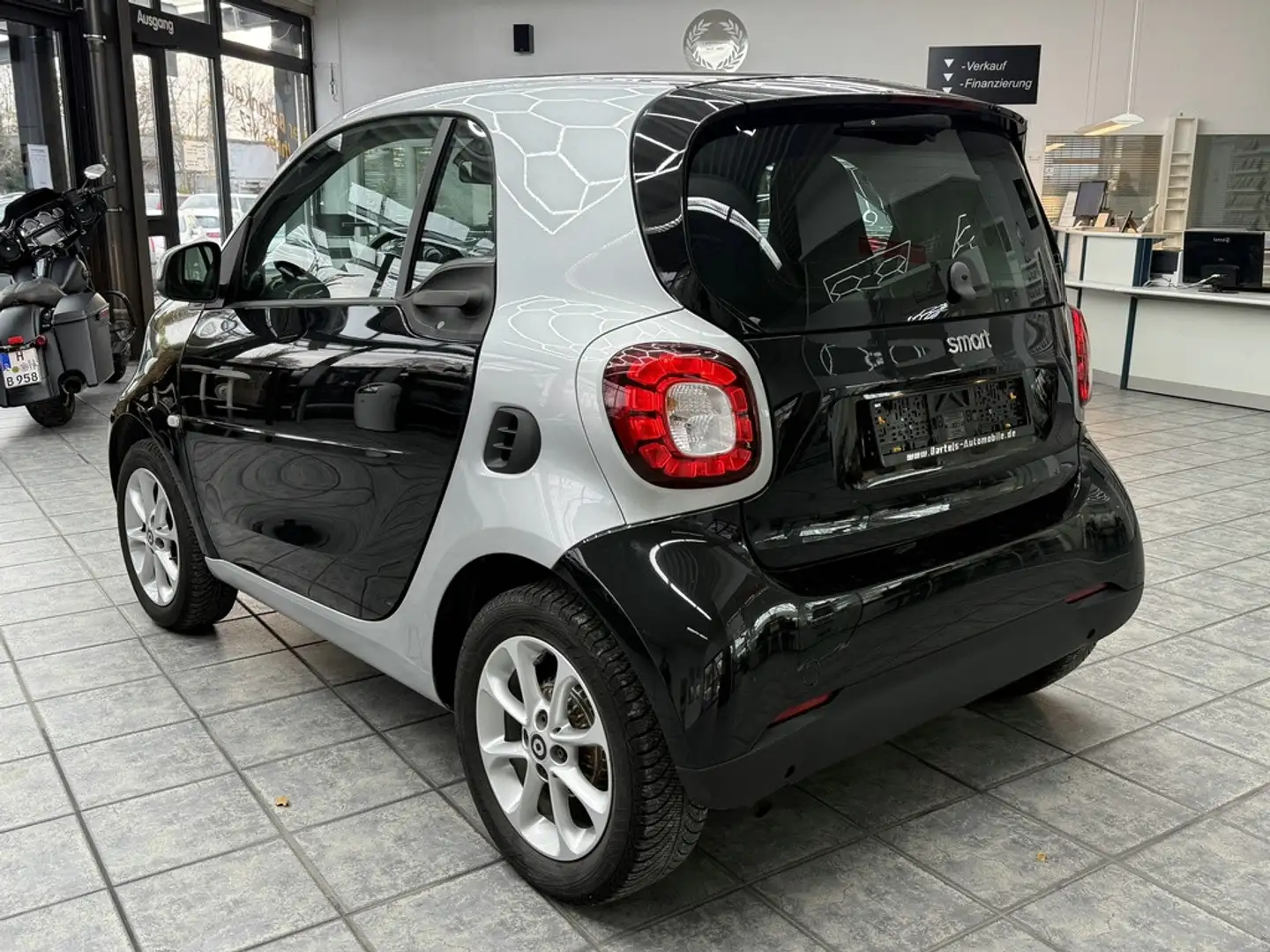 smart forTwo Coupe 1.0 passion, Navi, Klima, Sitzheiz. Schwarz - 2