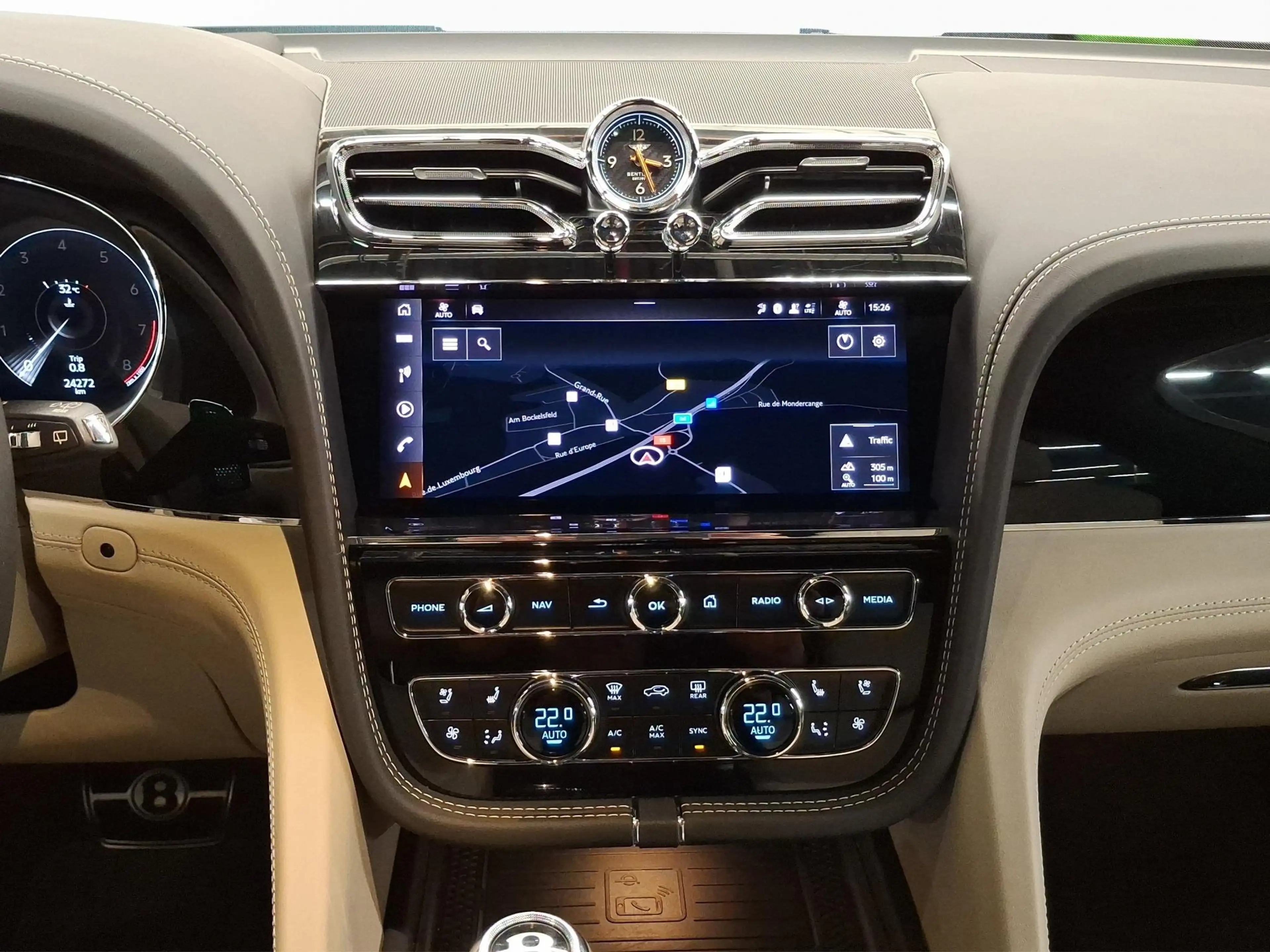 Bentley Bentayga V8 Azure — photo 9