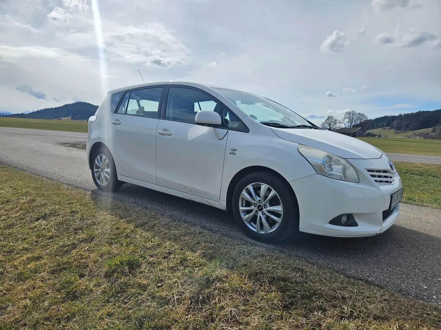 Toyota Verso Verso Diesel 2.2 D-4D Automatik Life Weiß - 2