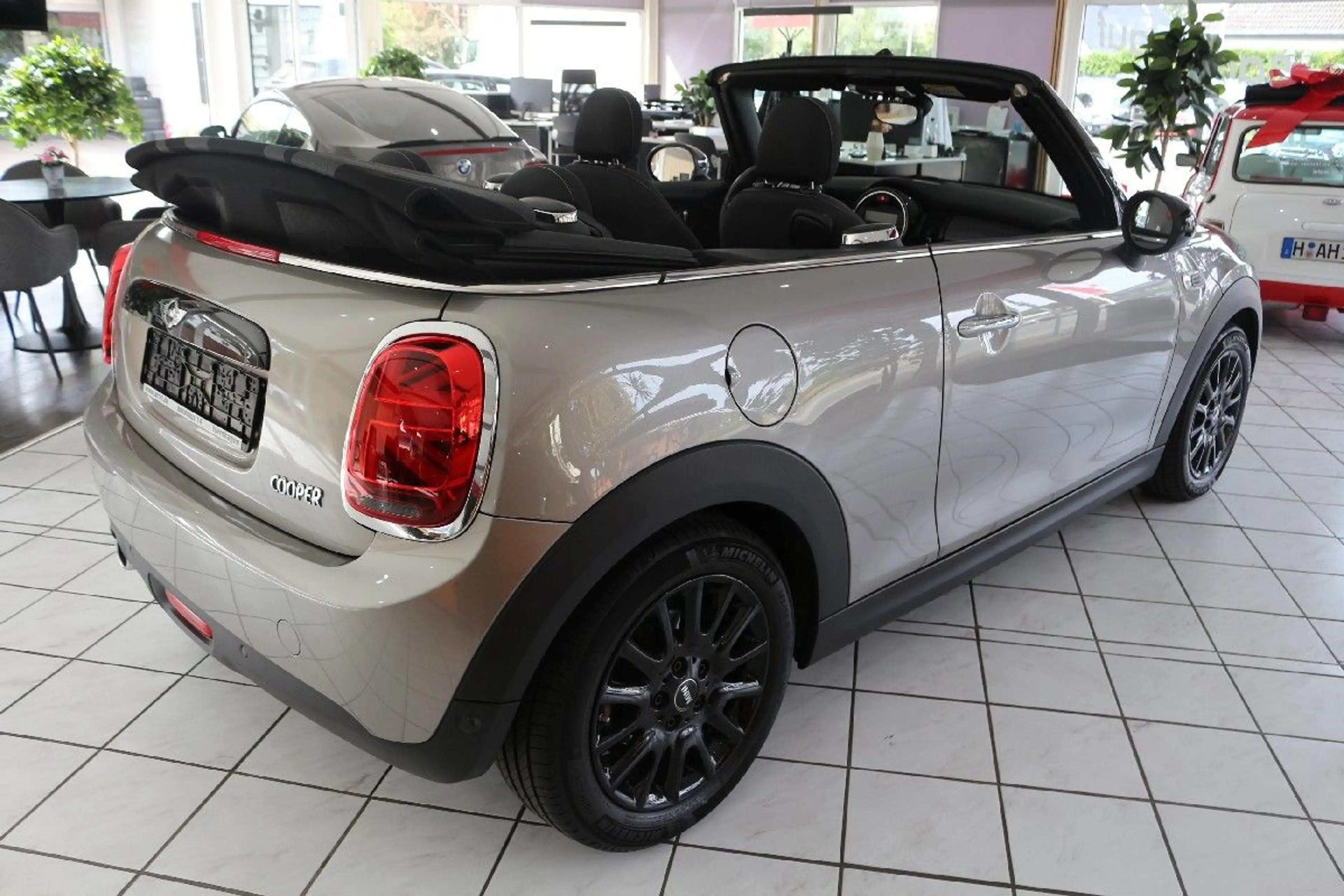 MINI Cooper Cabrio - Sitzheizung-Tempomat-PDC-UJack — photo 6