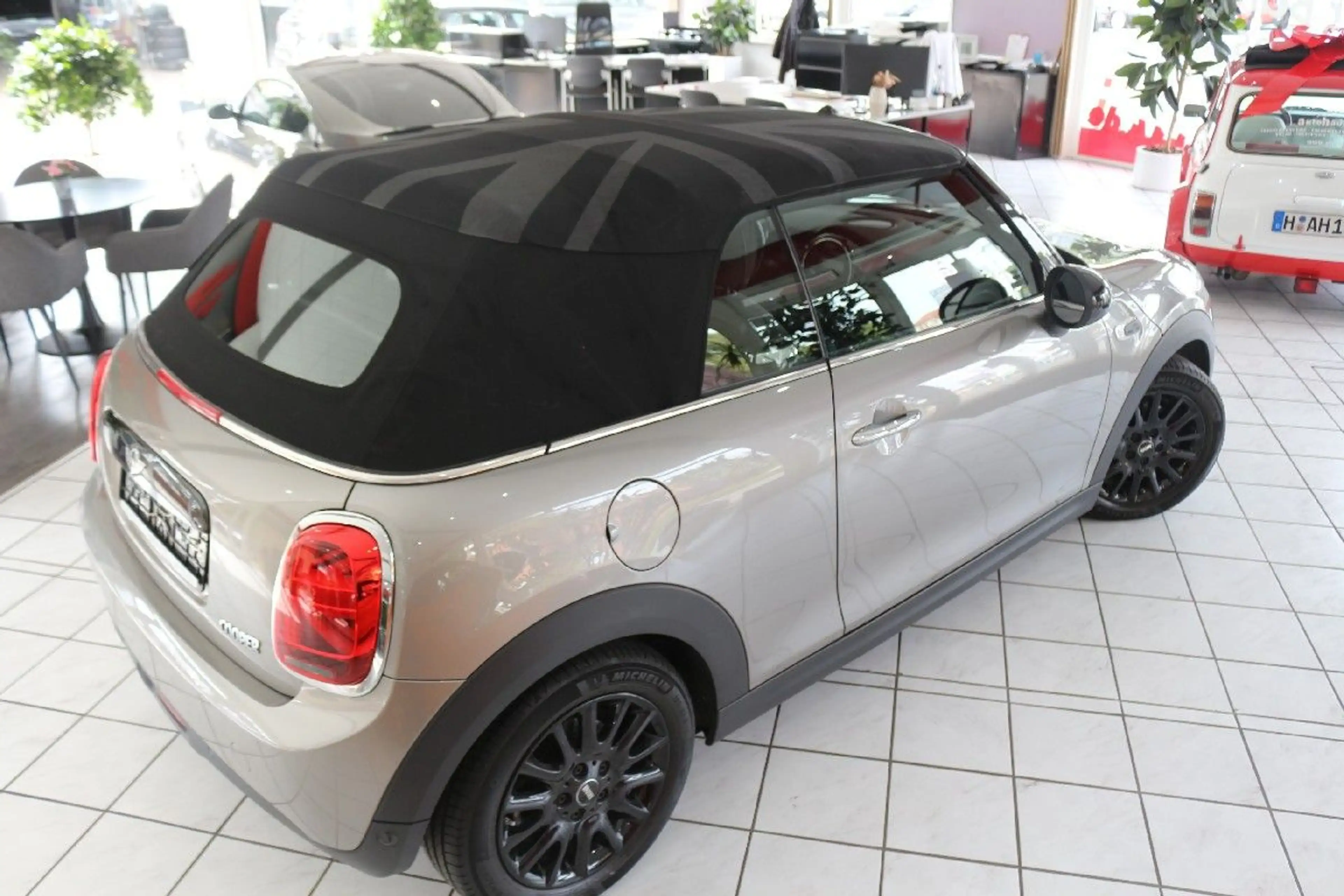 MINI Cooper Cabrio - Sitzheizung-Tempomat-PDC-UJack — photo 4