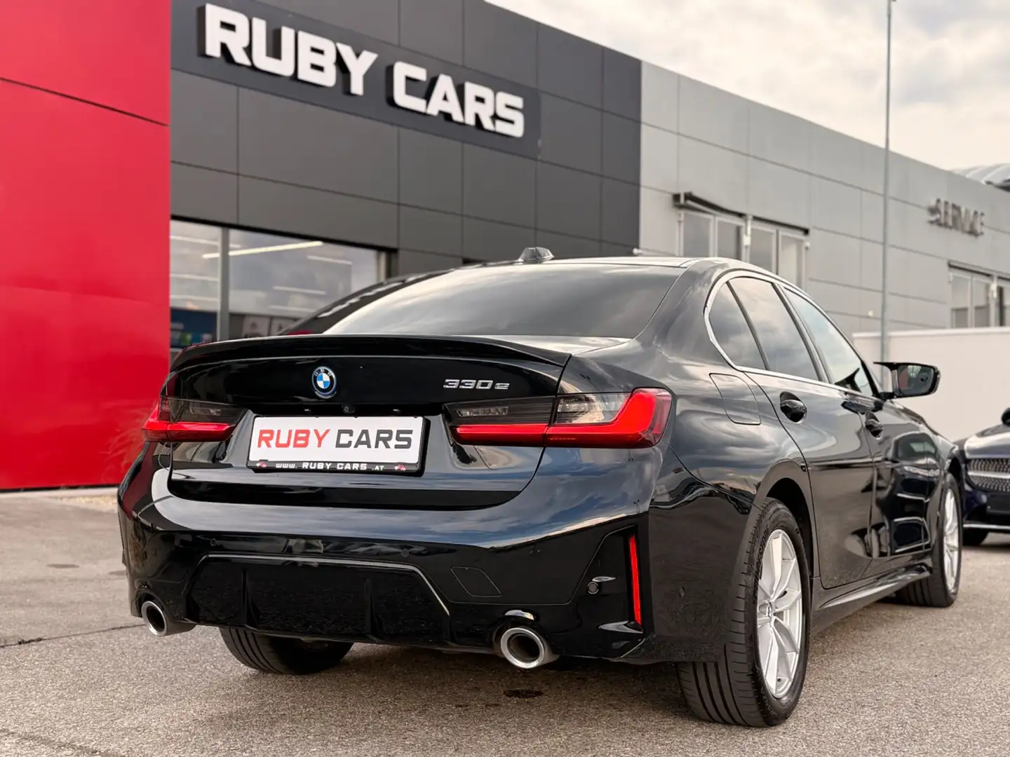 BMW 330 3er- 330e M Sport  LCI Modell /Laser Schwarz - 2