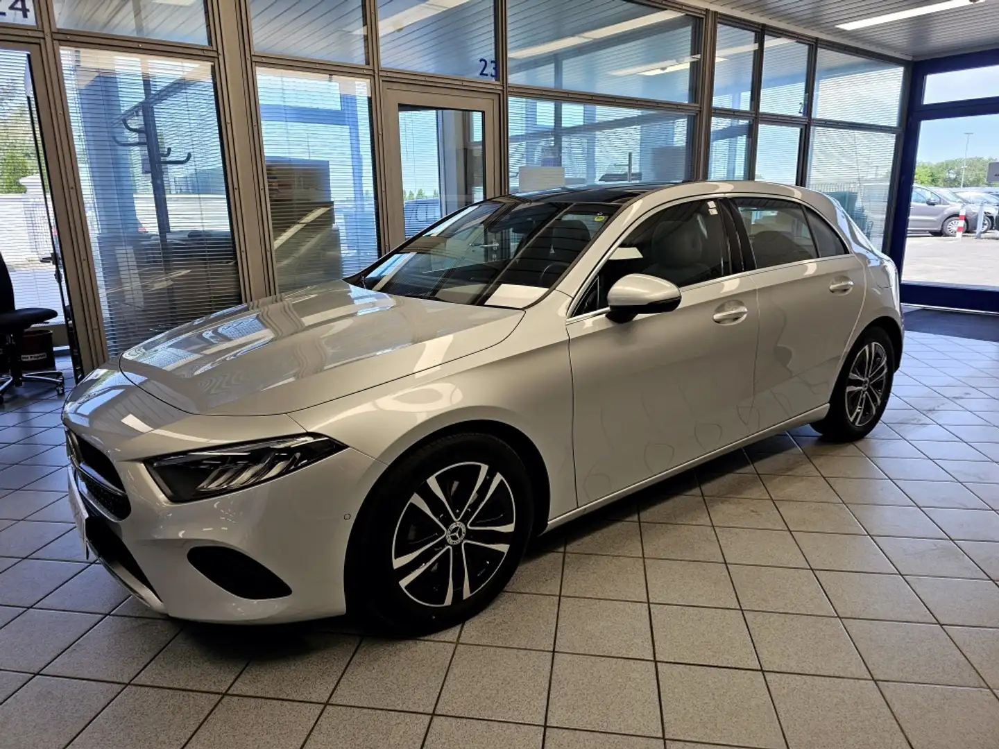 Mercedes-Benz A 200 Progressive Line Navi,Pano-SD,Parkassi,AHK Silber - 2