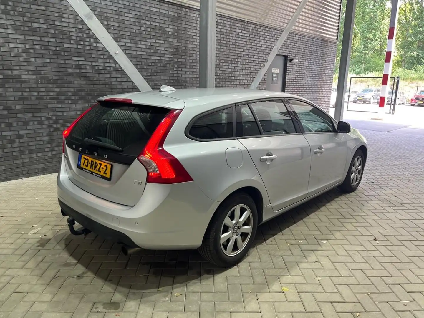 Volvo V60 1.6 T3 | 150Pk! | Schuif/Kanteldak | Trekhaak | Cr Grijs - 2