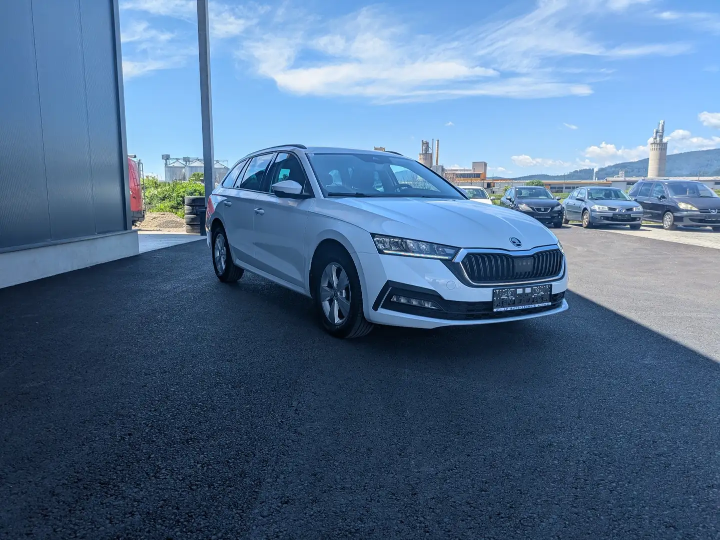 Skoda Octavia Combi 2,0 TDI Business DSG Weiß - 1