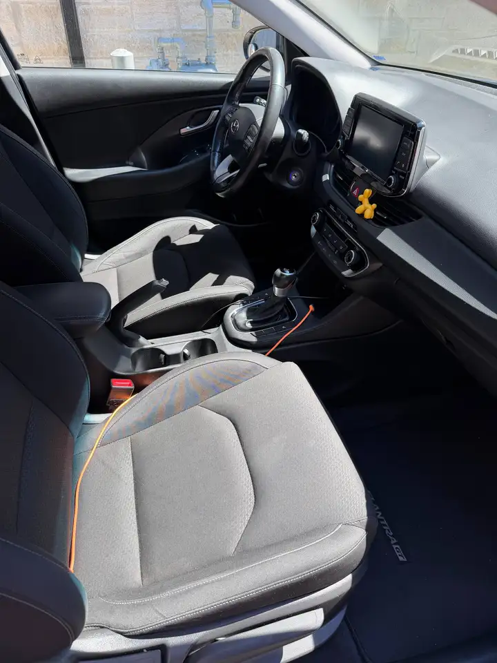 Hyundai ELANTRA photo Hyundai ELANTRA