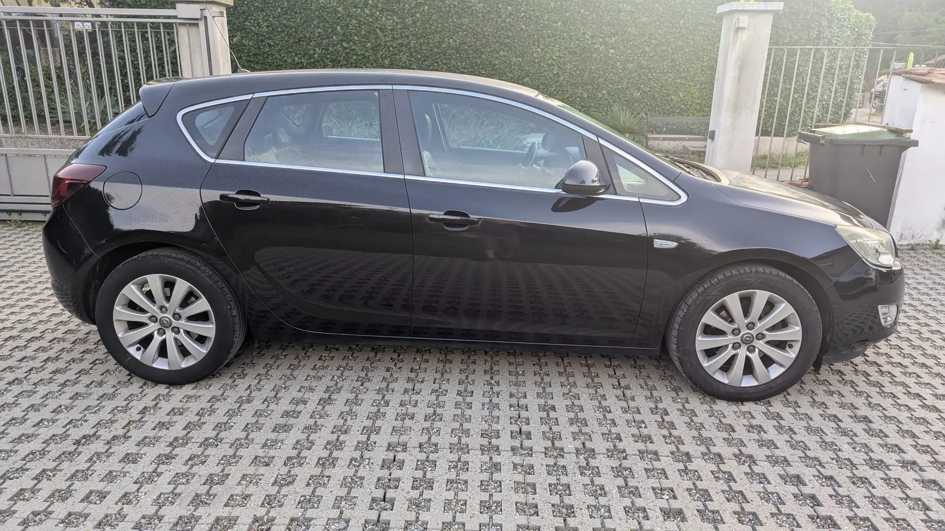 Opel Astra Astra IV 2010 5p 1.7 cdti Cosmo 110cv Siyah - 2