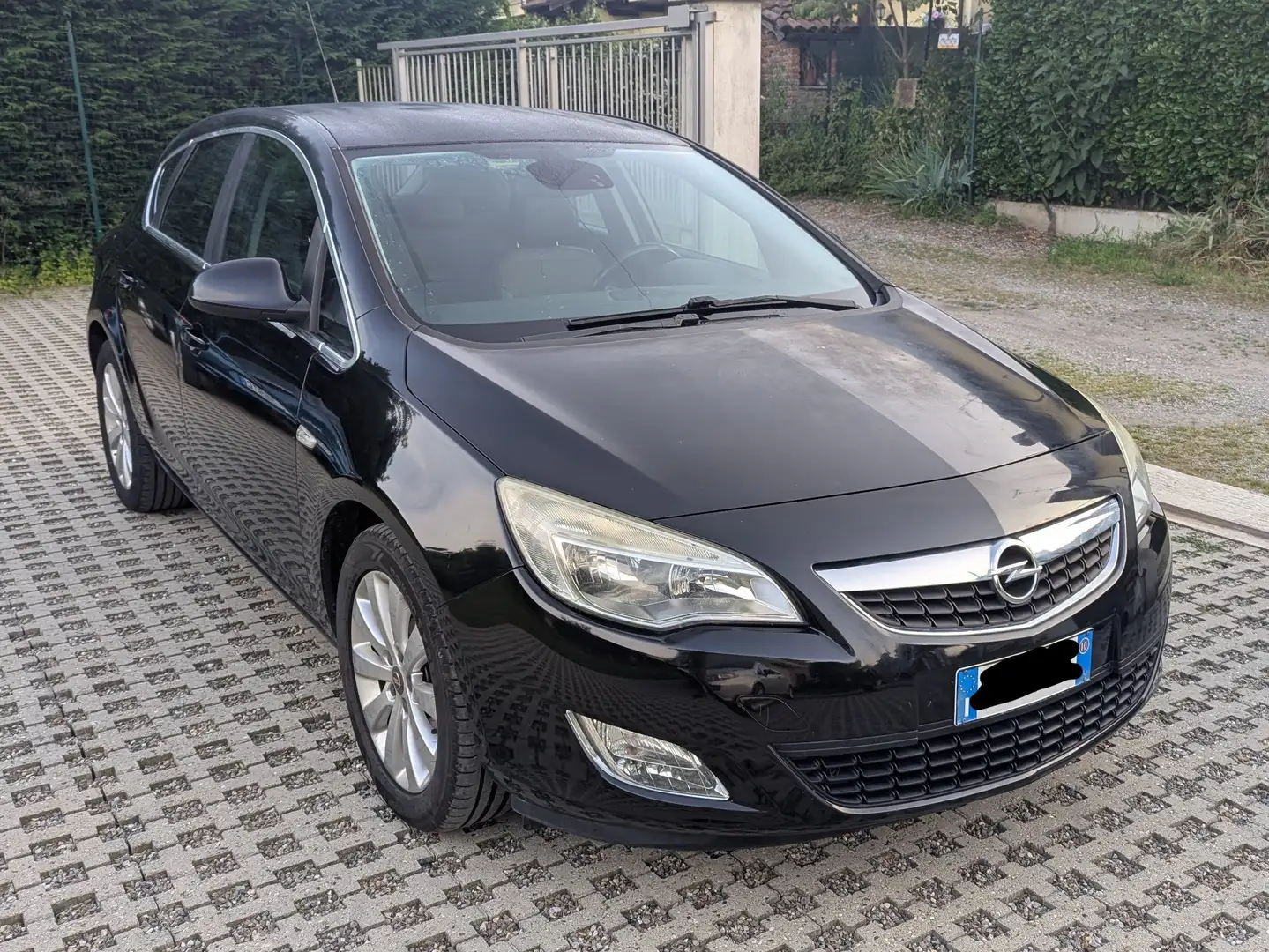 Opel Astra Astra IV 2010 5p 1.7 cdti Cosmo 110cv Siyah - 1
