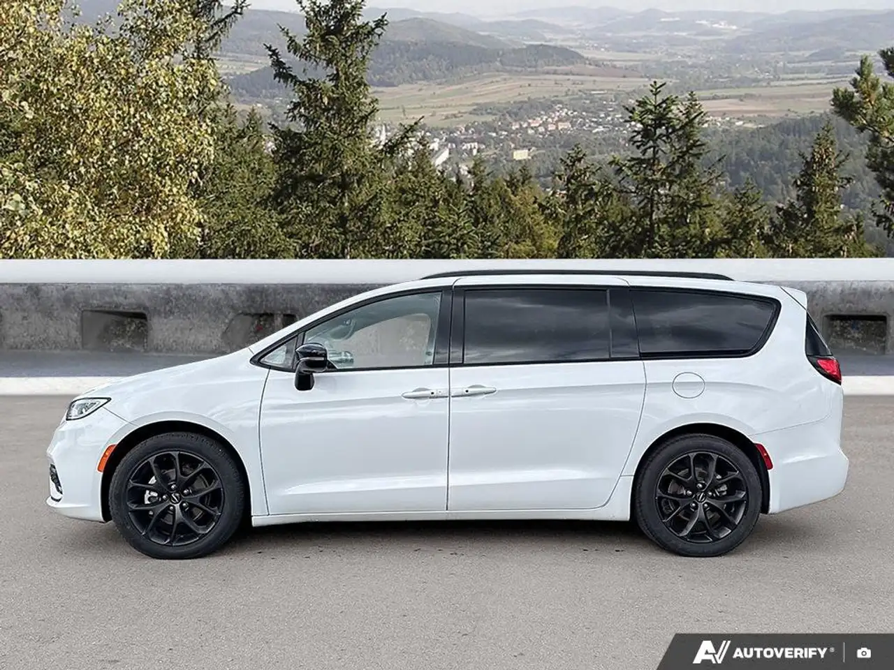 Chrysler Pacifica photo Chrysler Pacifica