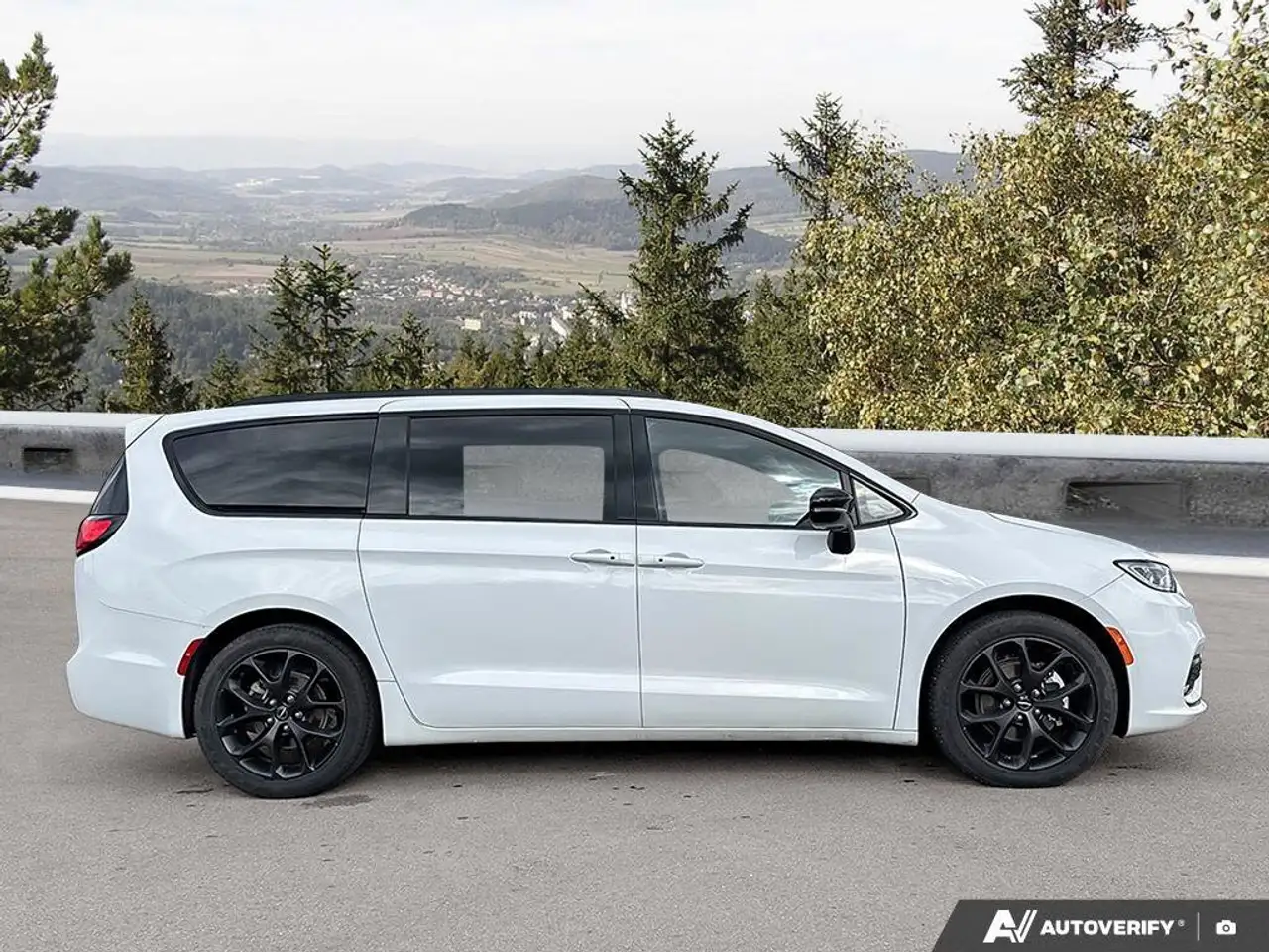Chrysler Pacifica photo Chrysler Pacifica