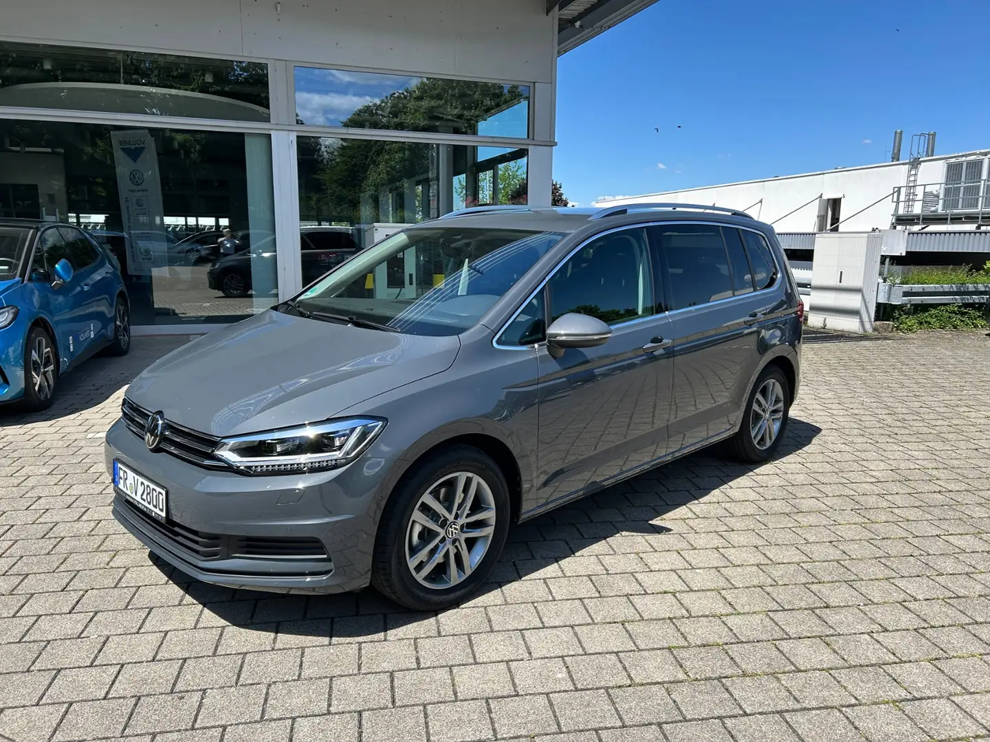 Volkswagen Touran 1.5 TSI DSG Comfortline AHK,Navi,ACC,SHZ,RearView Grau - 2