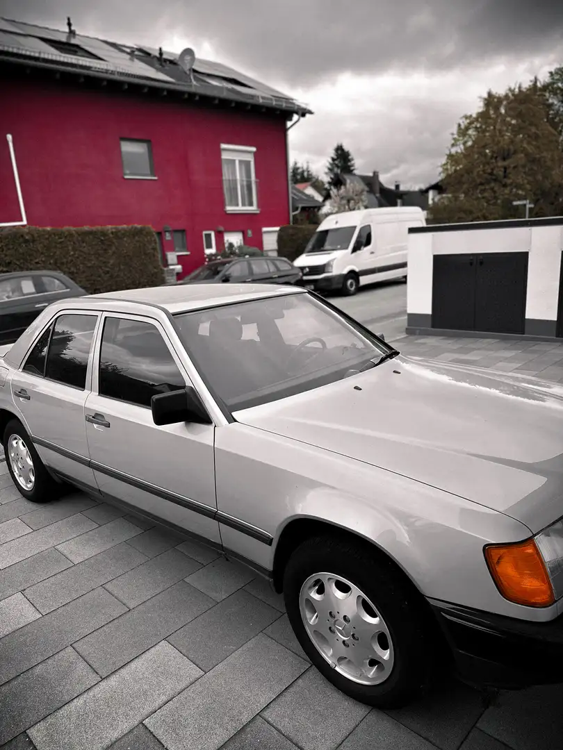Mercedes-Benz 230 E - 2