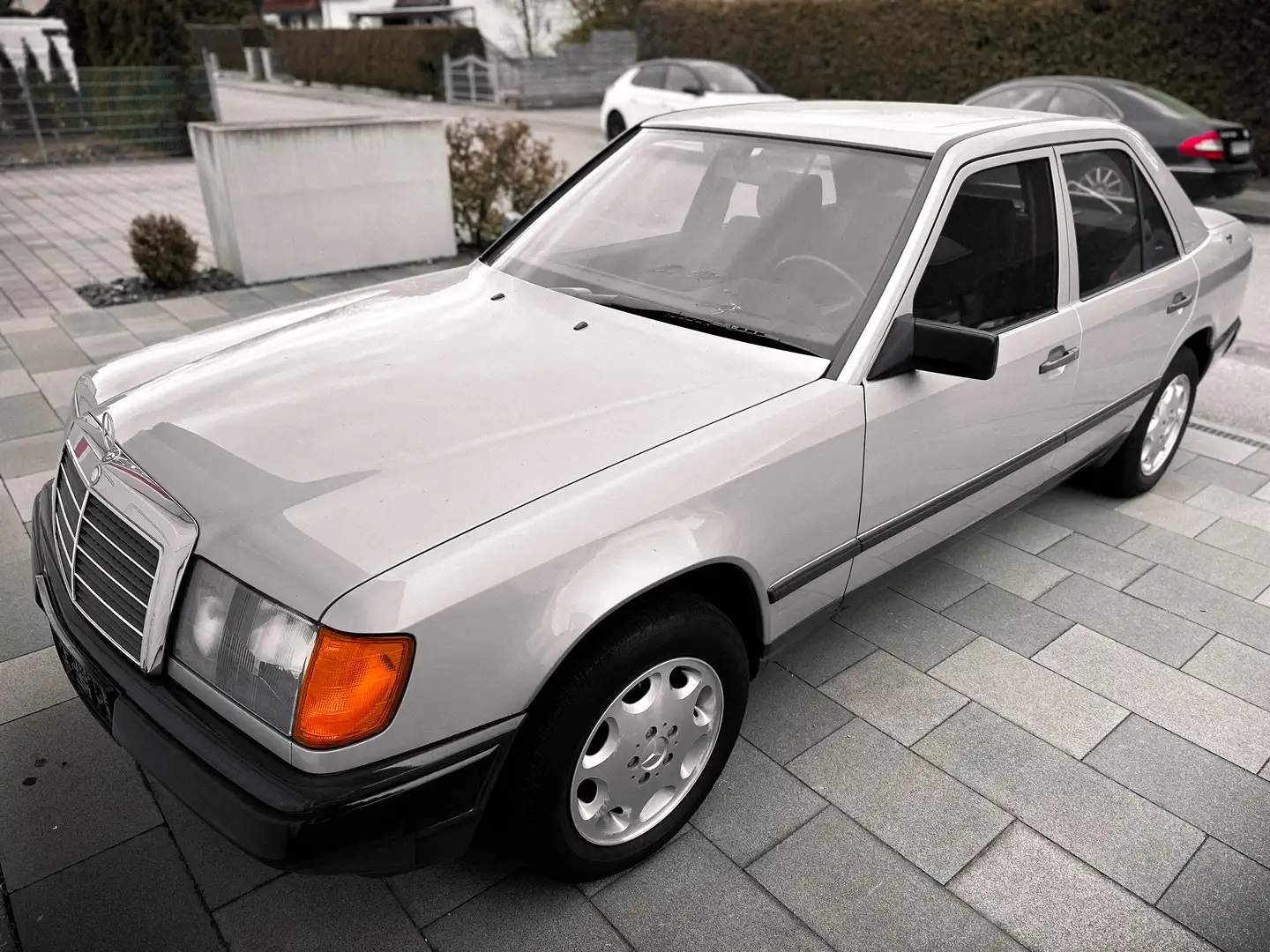 Mercedes-Benz 230 E - 1