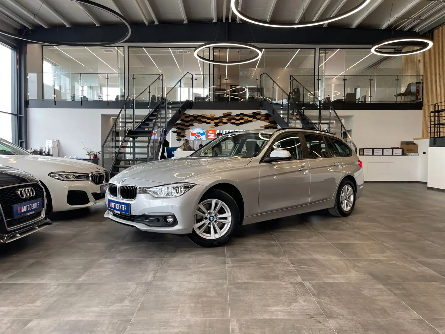 BMW 320 d xDrive Touring Aut.*LED*NAVI*SHZ*PDC*ALLRAD Silber - 1