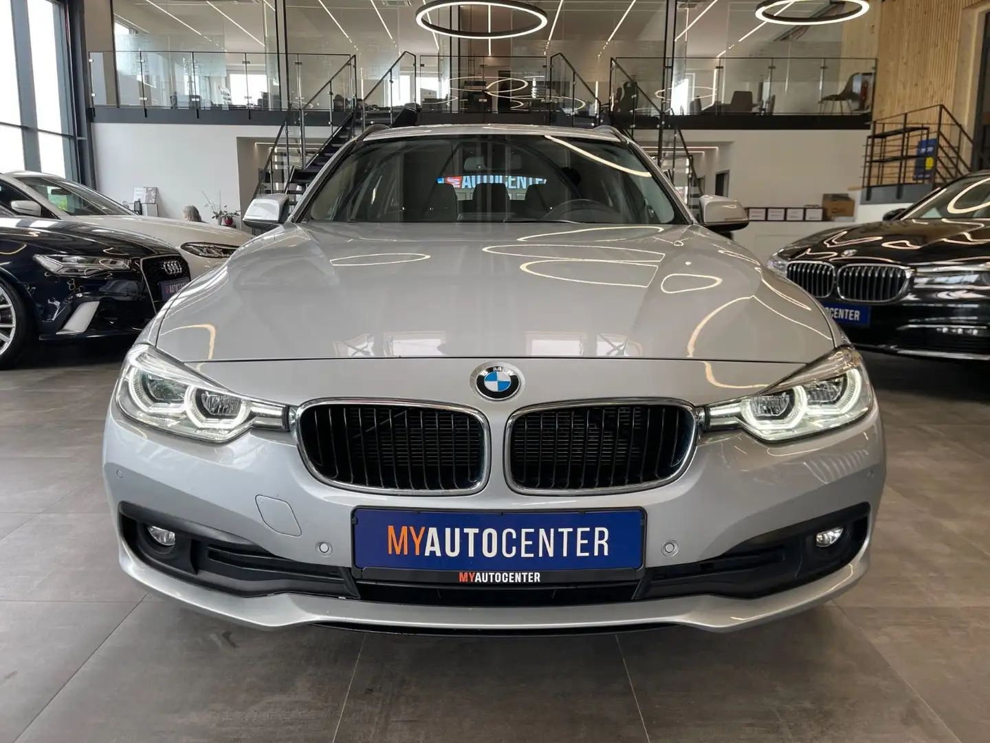 BMW 320 d xDrive Touring Aut.*LED*NAVI*SHZ*PDC*ALLRAD Silber - 2