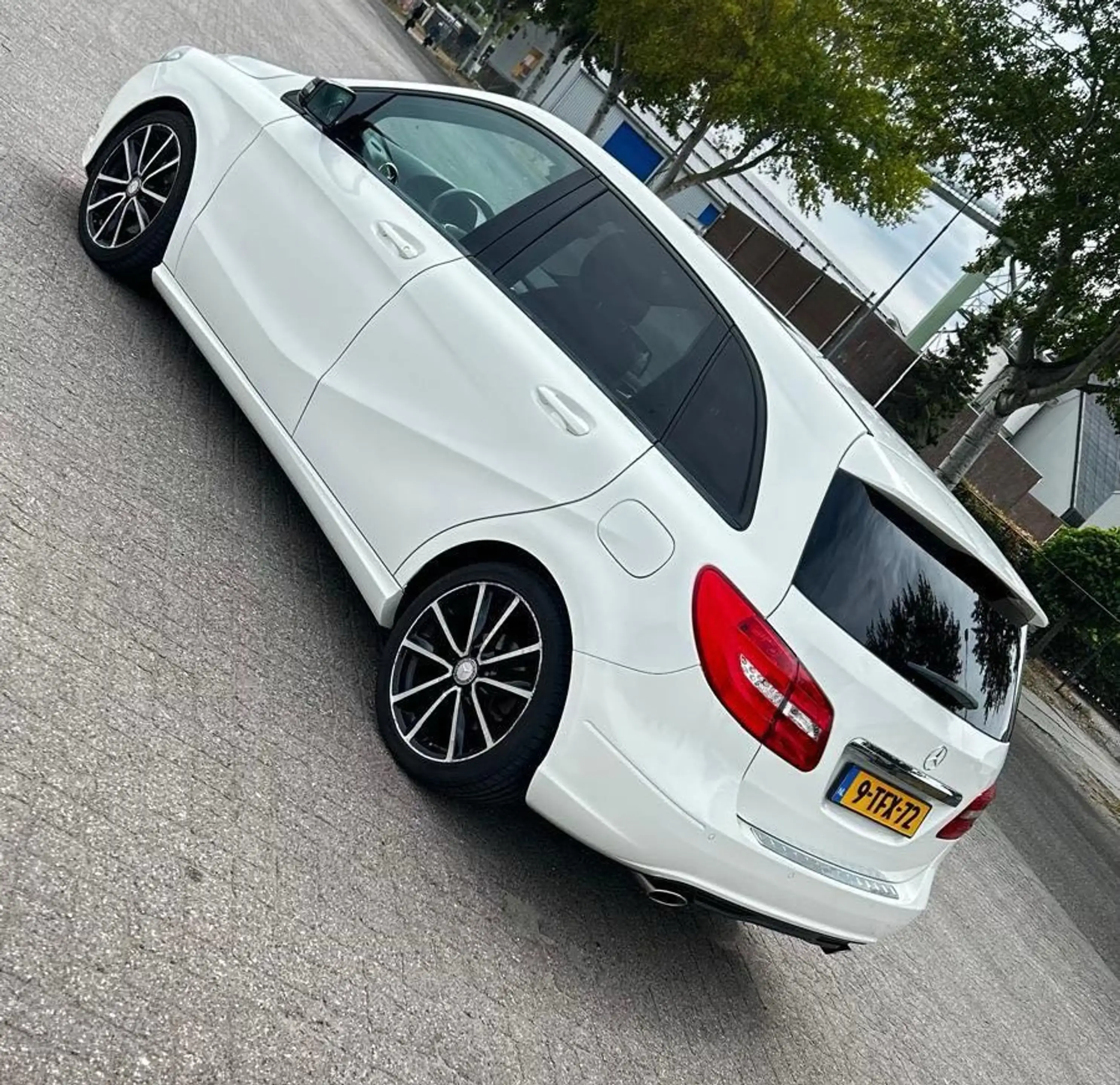 Mercedes-Benz B 180 Prestige AMG-Line — photo 4