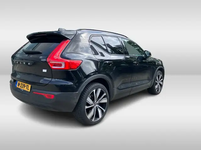 Volvo XC40 view 3