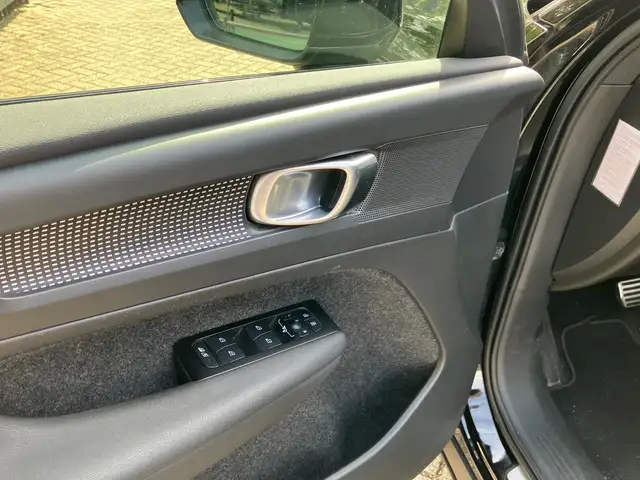 Volvo XC40 view 10