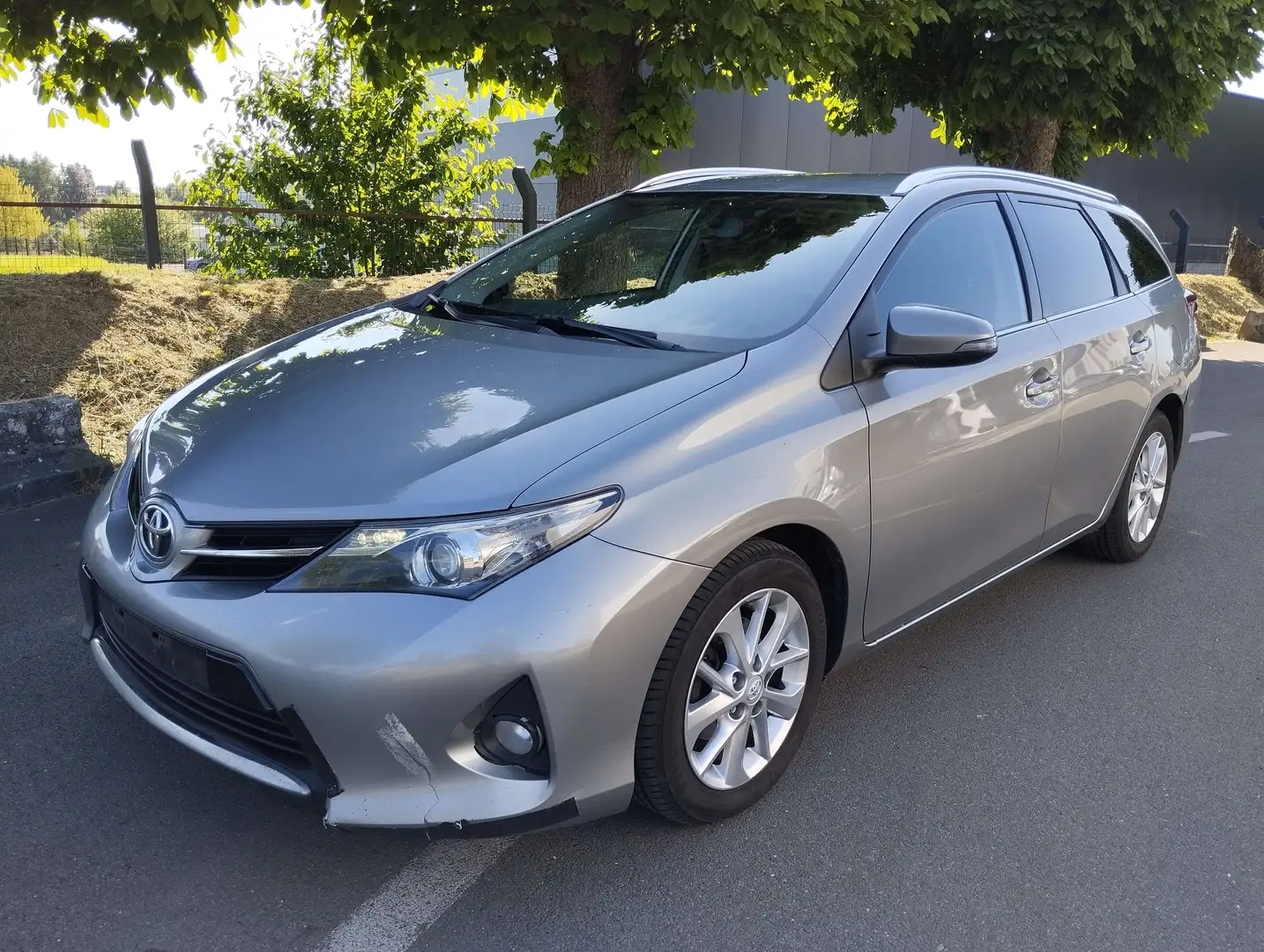 Toyota Auris SW 1.4 D-4D Active Airco Navi Gris - 1