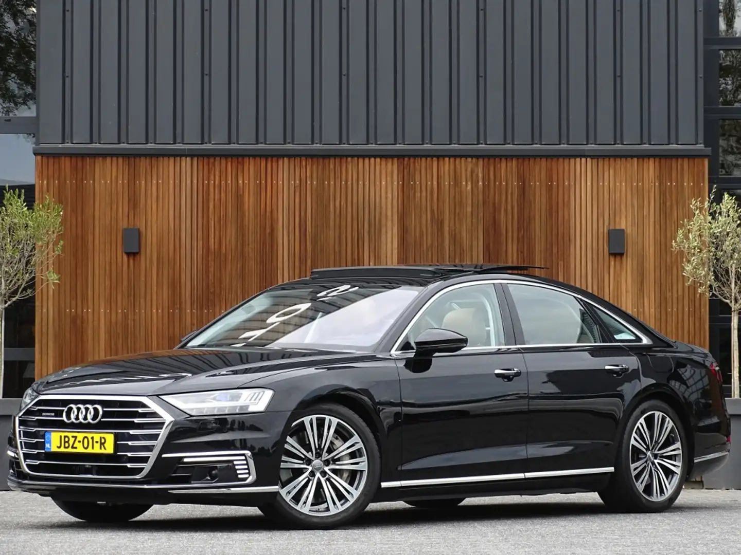 Audi A8 60 TFSIe 449PK V6 / B&O / Alcantara / Massage / TV Zwart - 1