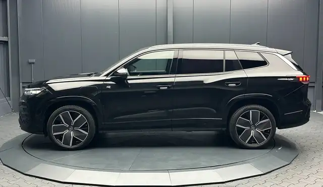Volkswagen Tayron view 2