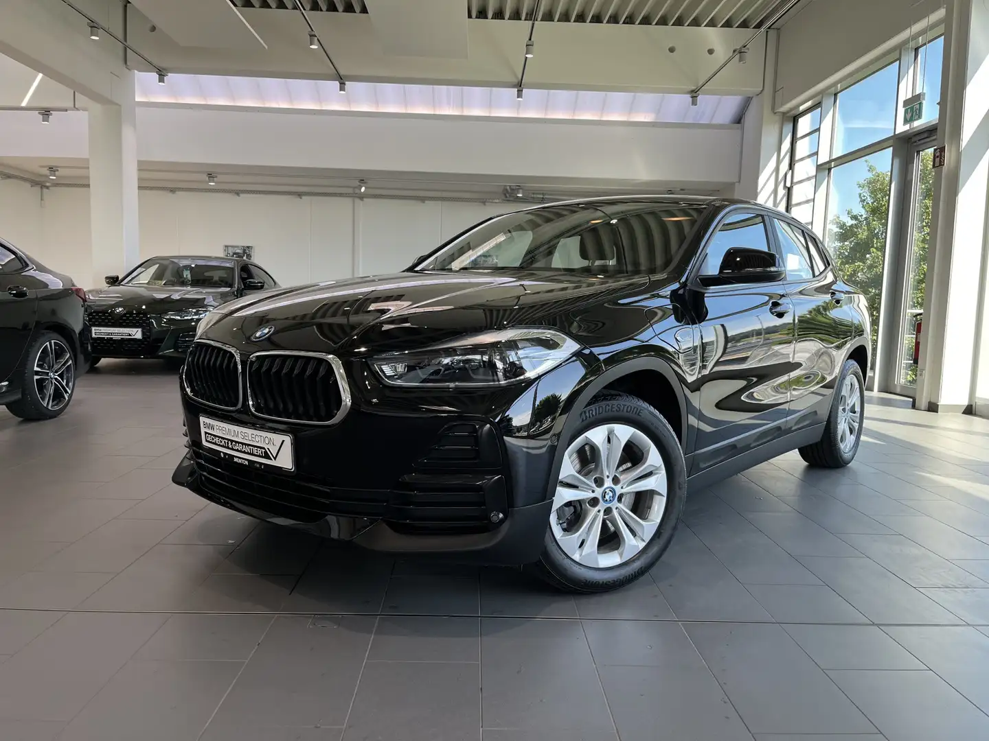 BMW X2 xDrive25e Advantage/LED/Navi/Shz/Komfortzug. Negro - 2