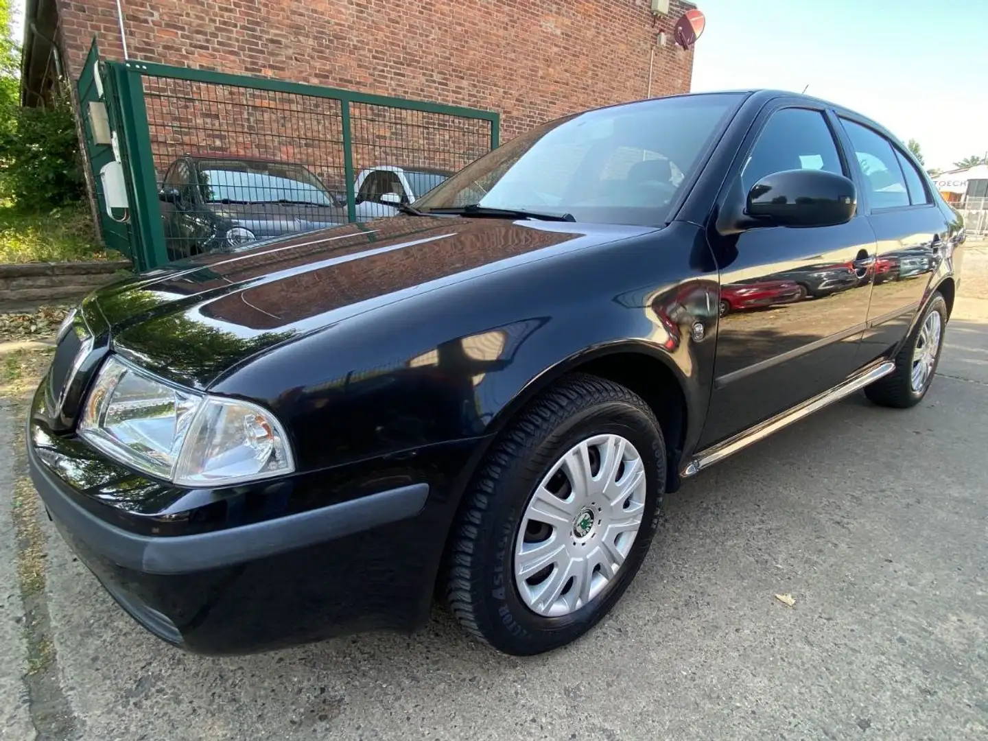 Skoda Octavia "Tour" Klima+Allwetterräder Schwarz - 1