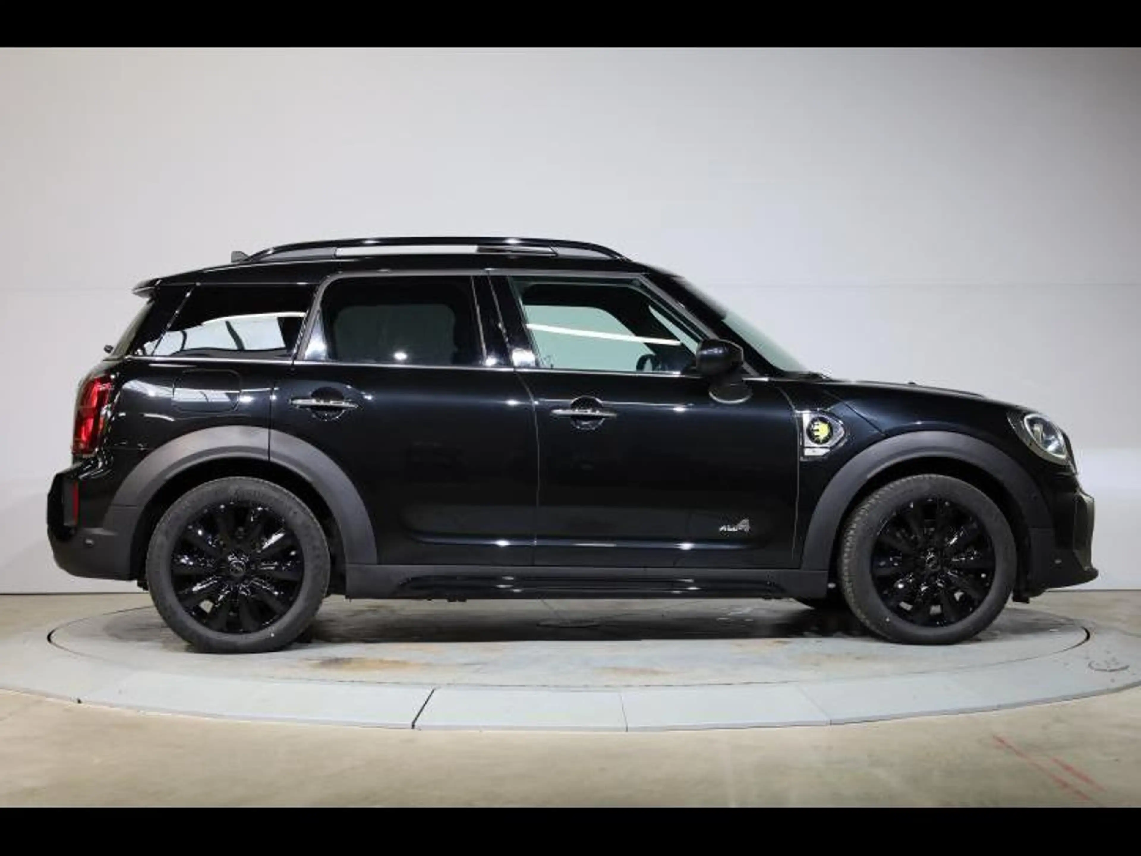 MINI Cooper SE Countryman ALL4 — photo 3