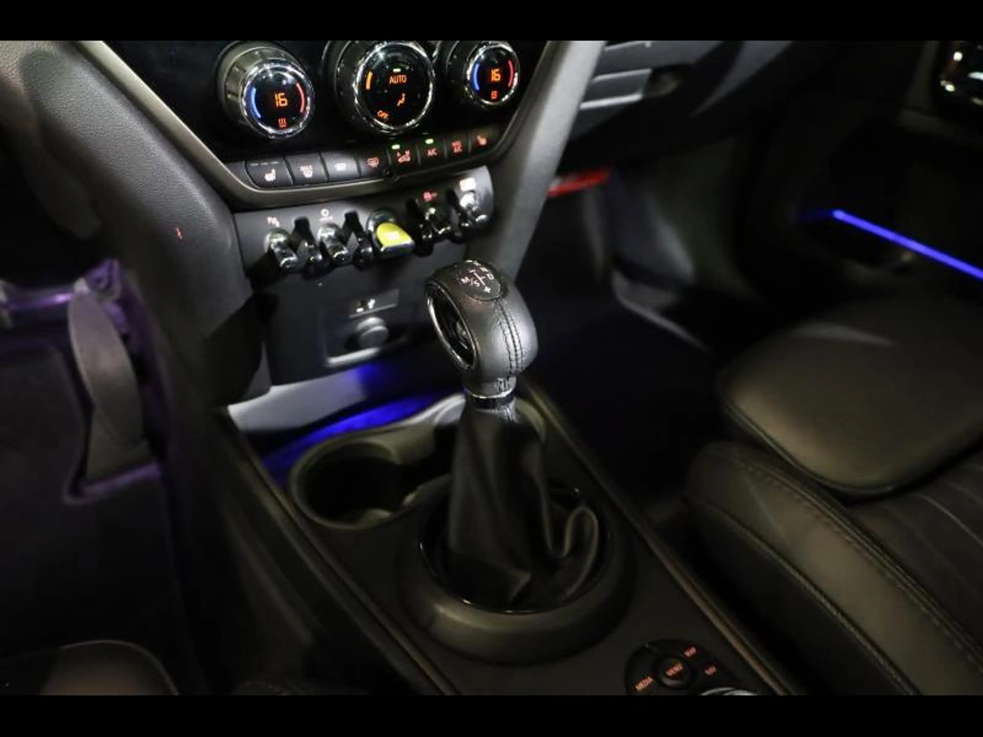 MINI Cooper SE Countryman ALL4 — photo 13