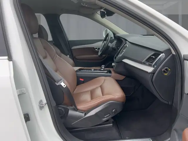 Volvo XC90 view 8