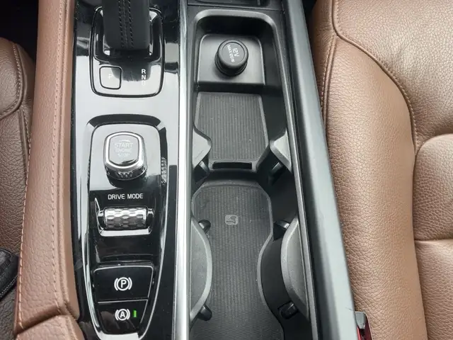 Volvo XC90 view 16