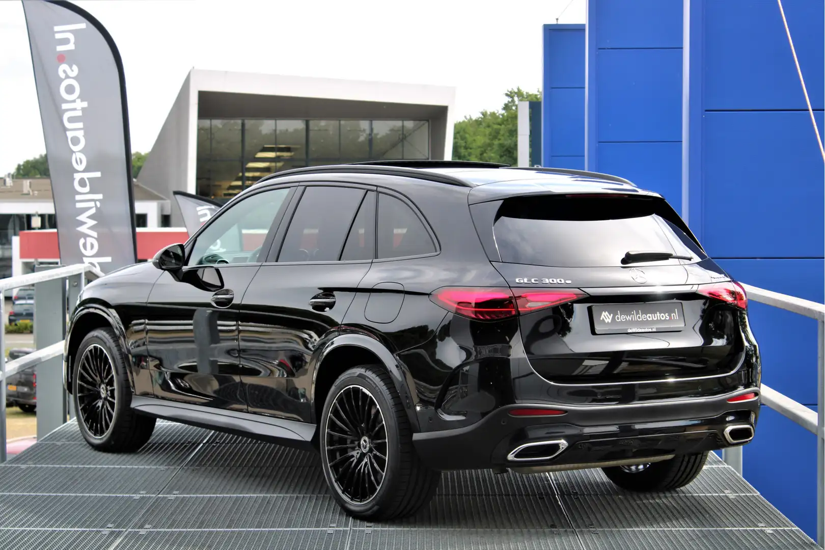 Mercedes-Benz GLC 300 300e 4MATIC AMG 313pk Pano Trekhaak DigitalLight D Noir - 2