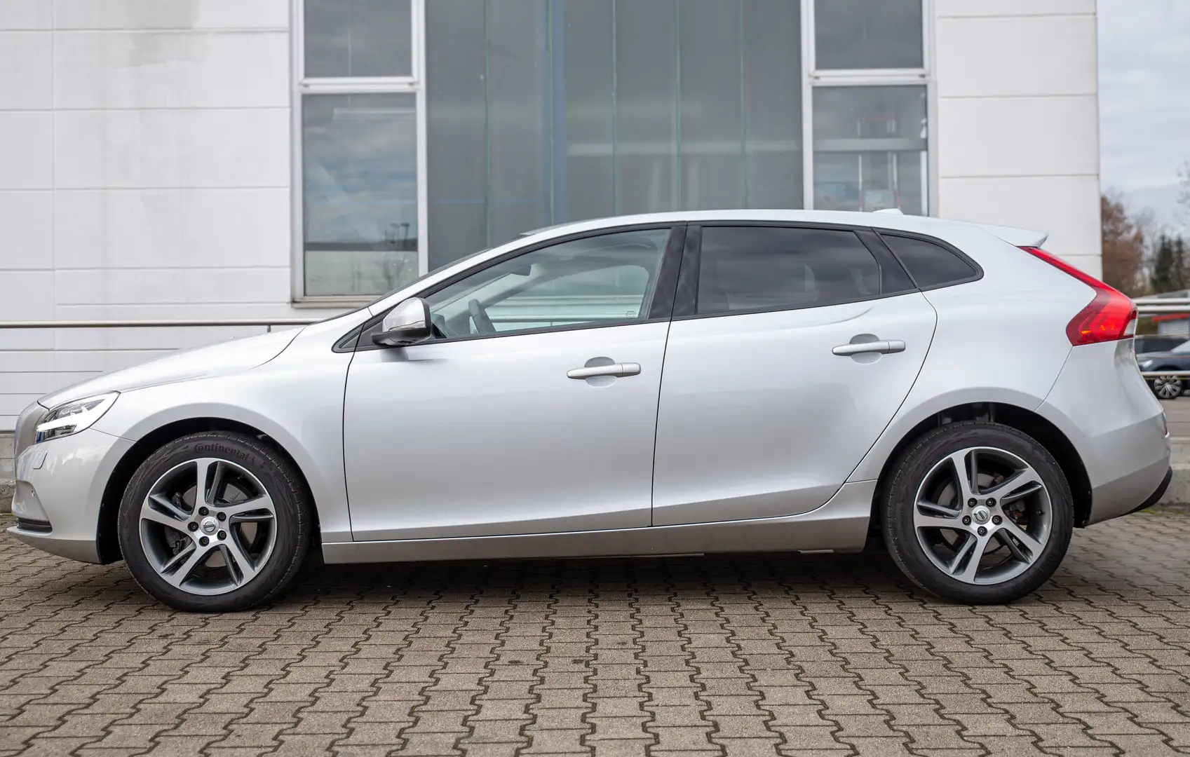 Volvo V40 T2 Momentum Navi*Kamera*PDC*Sitzheizung Grau - 2