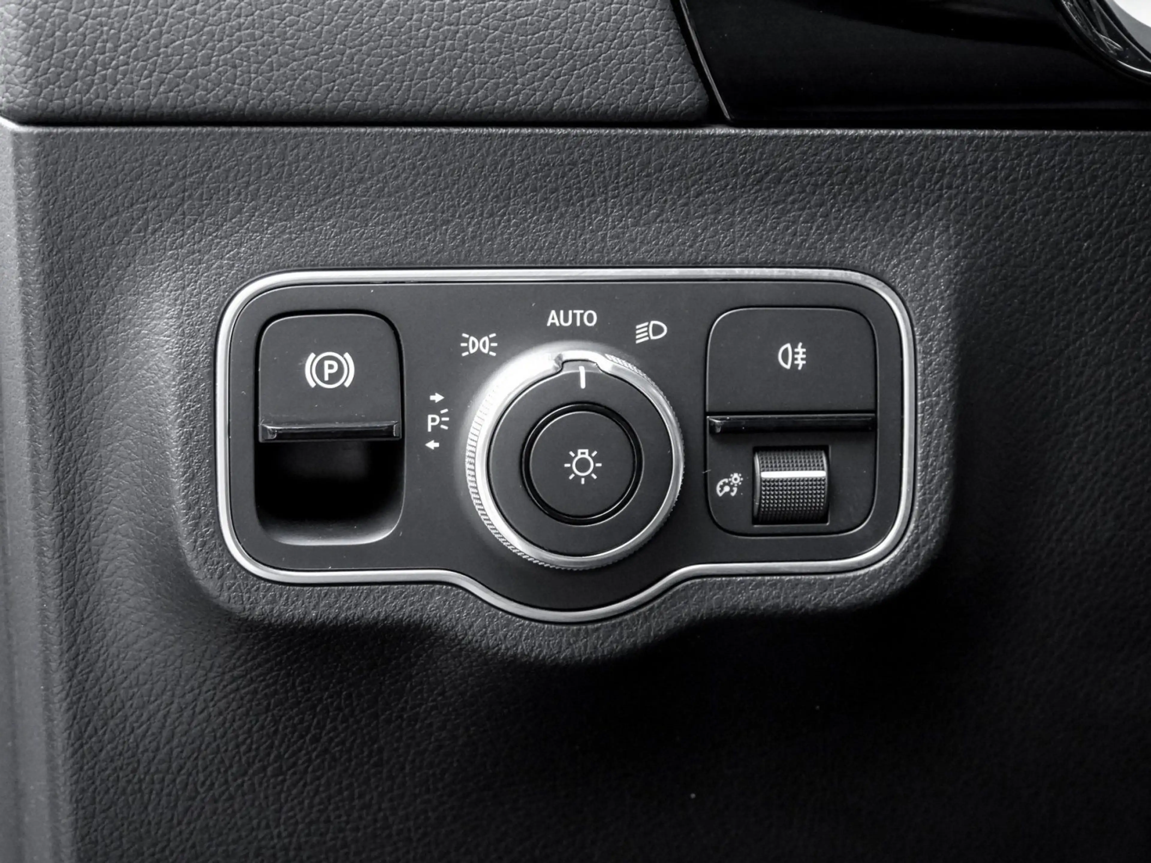 Mercedes-Benz GLA 250 AMG LINE+DISTRONIC+RFK+AHK — photo 14