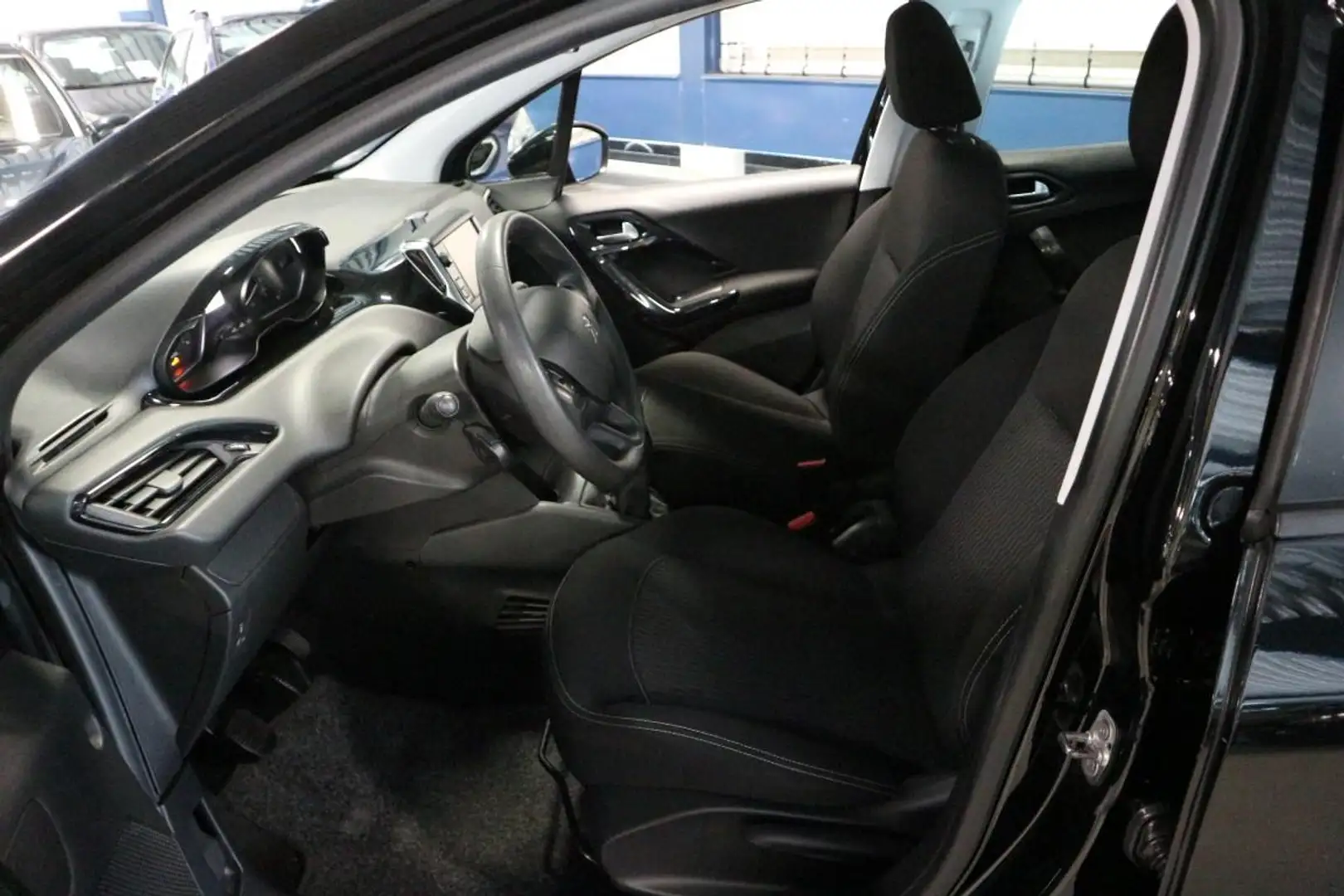 Peugeot 208 1.2 PureTech Active NAP / NAVI / TOPPER ! Zwart - 2