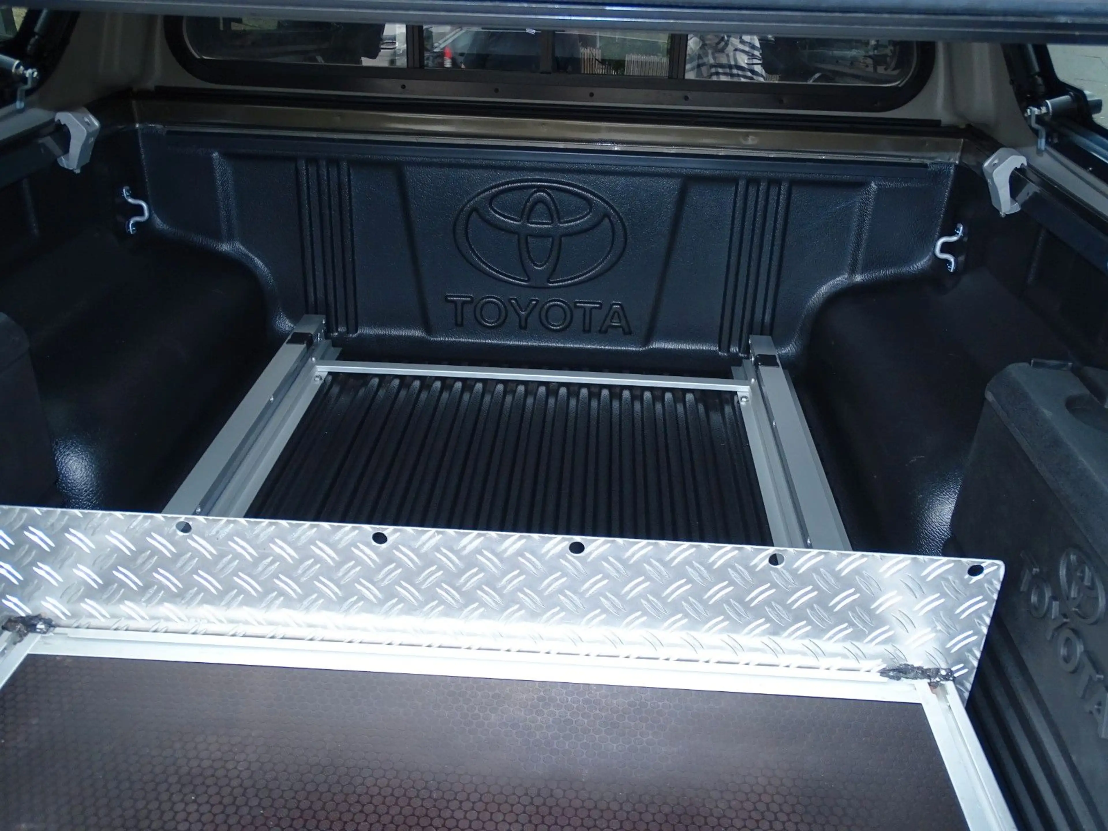 Toyota Hilux Double Cab Invincible 4x4 — photo 13