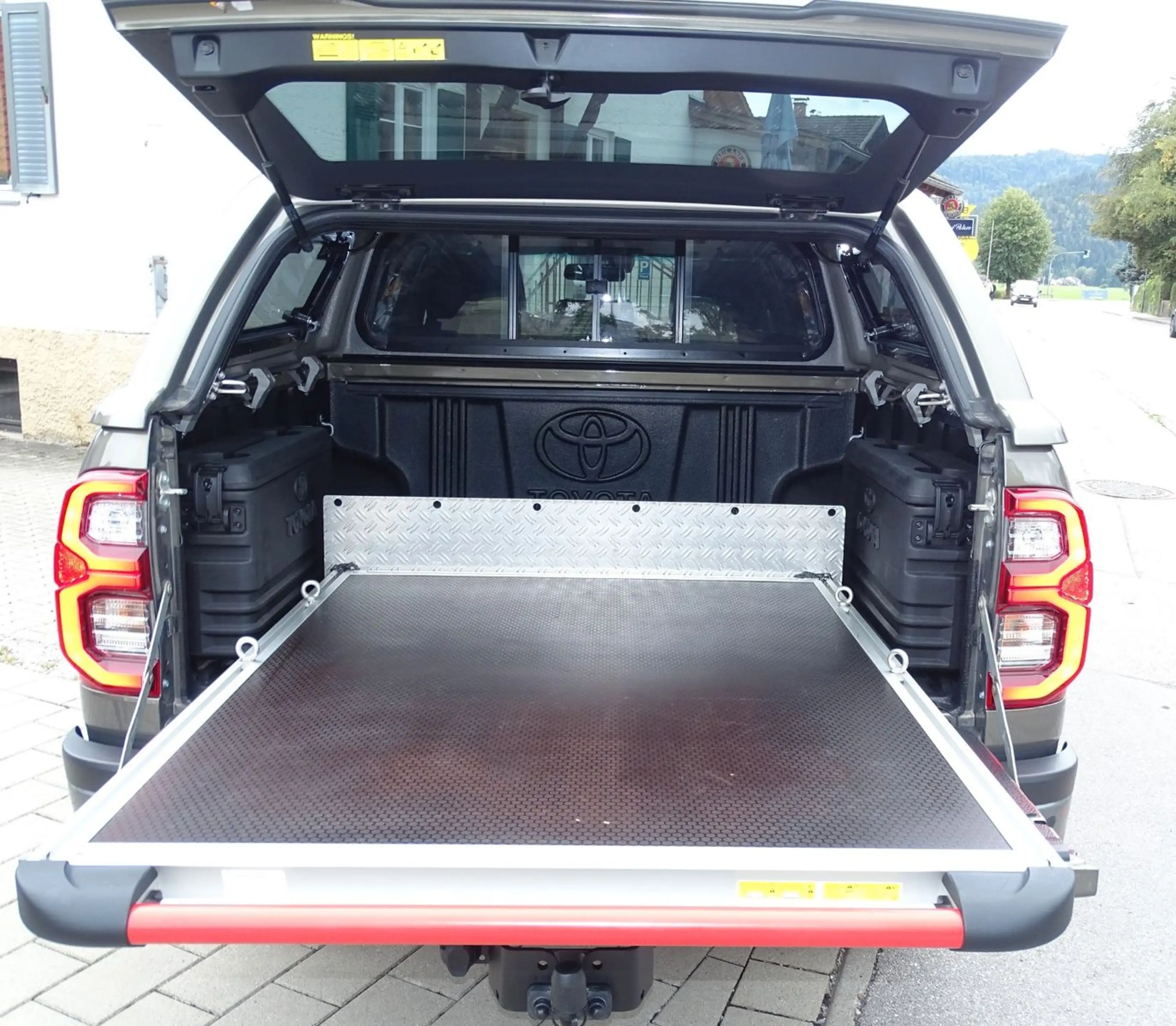 Toyota Hilux Double Cab Invincible 4x4 — photo 10