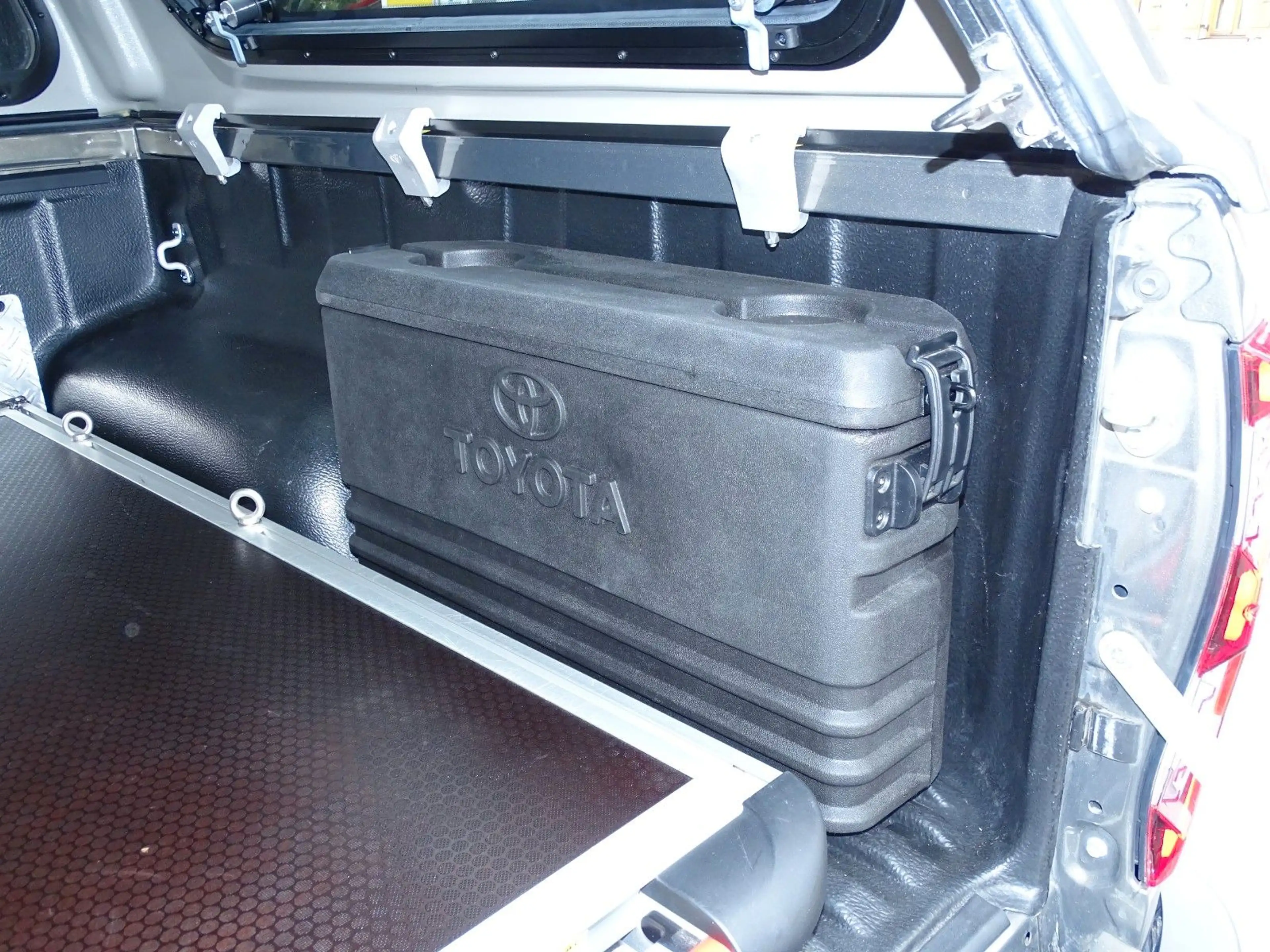 Toyota Hilux Double Cab Invincible 4x4 — photo 15