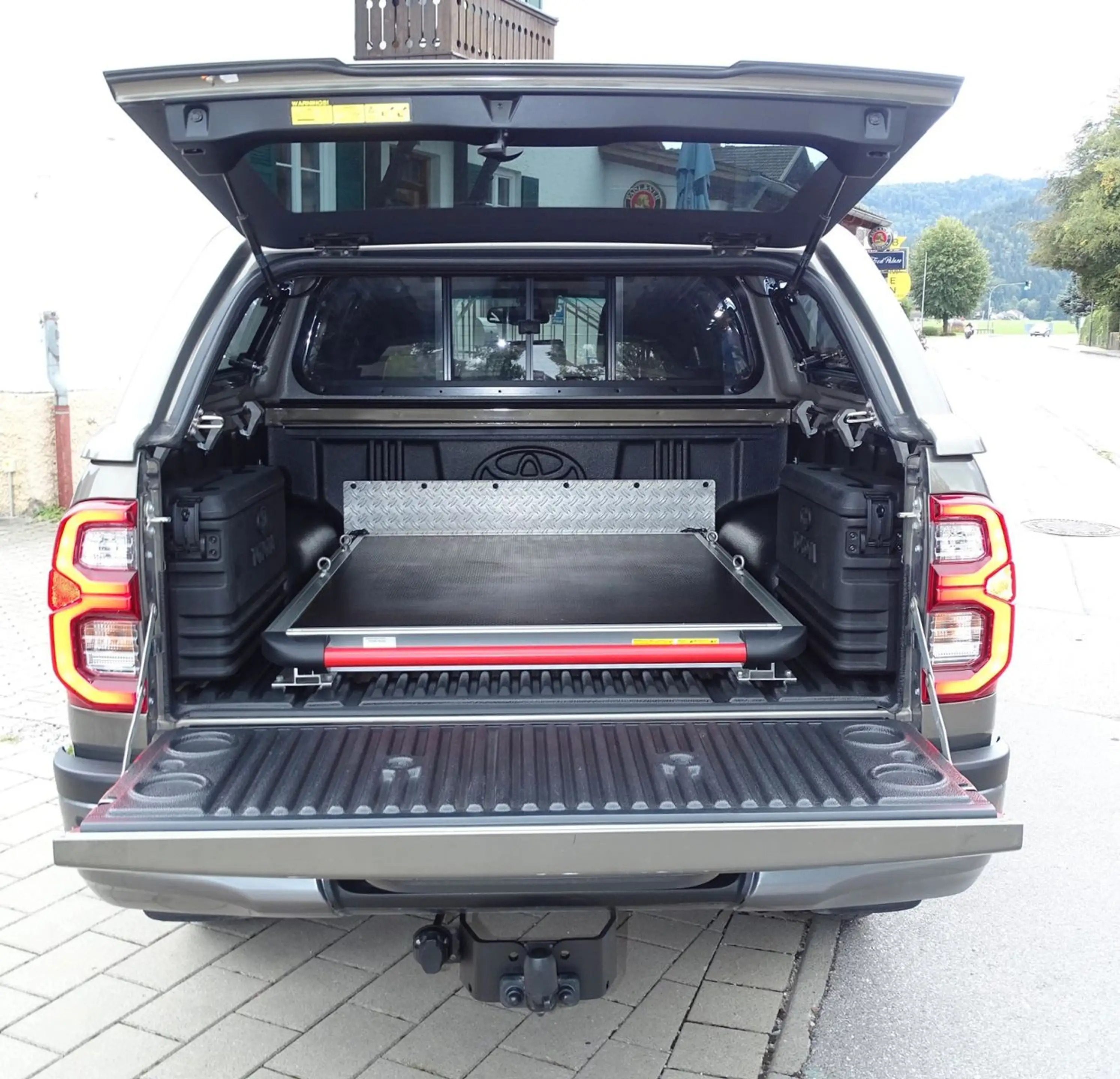 Toyota Hilux Double Cab Invincible 4x4 — photo 12