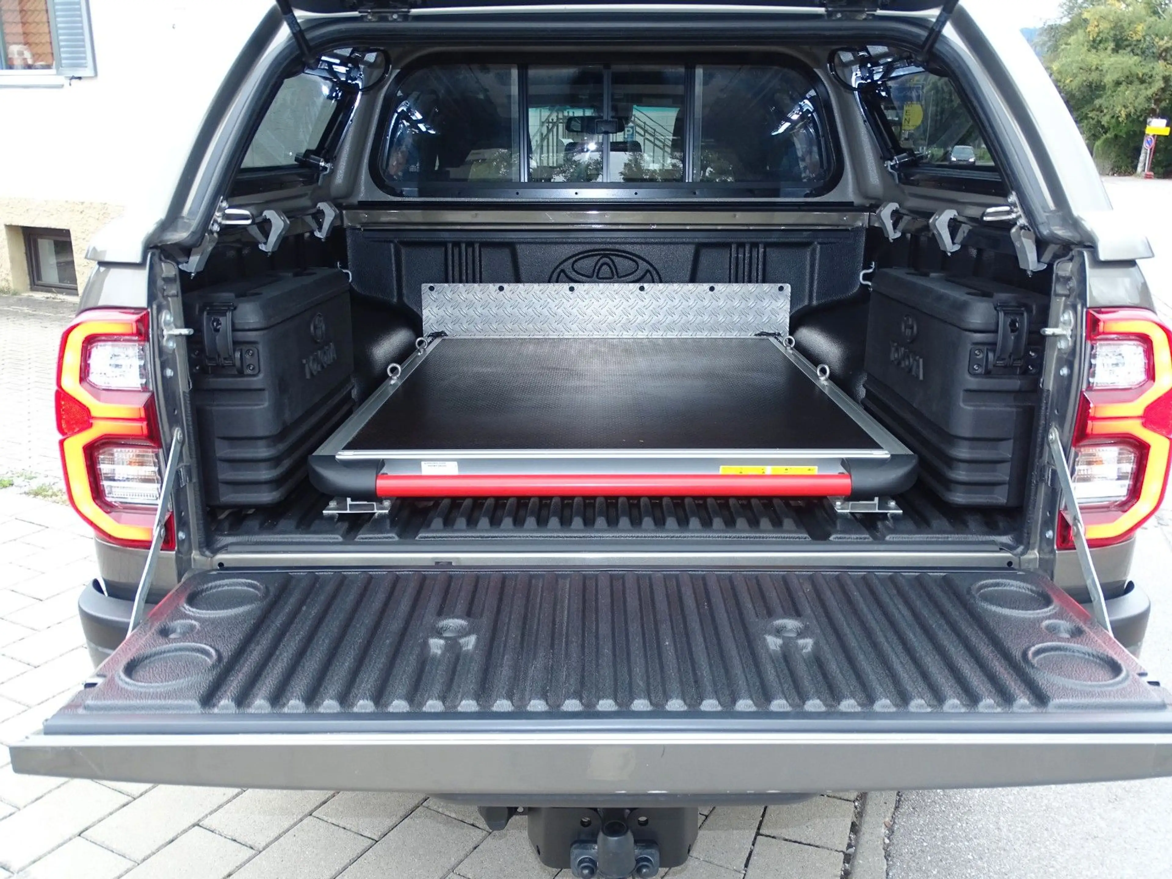 Toyota Hilux Double Cab Invincible 4x4 — photo 11