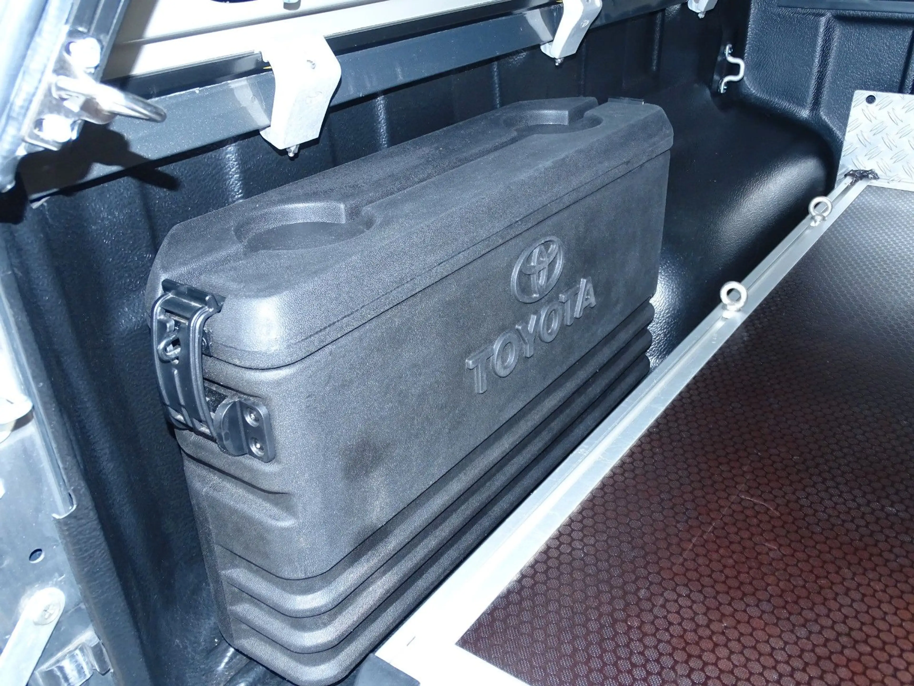 Toyota Hilux Double Cab Invincible 4x4 — photo 14