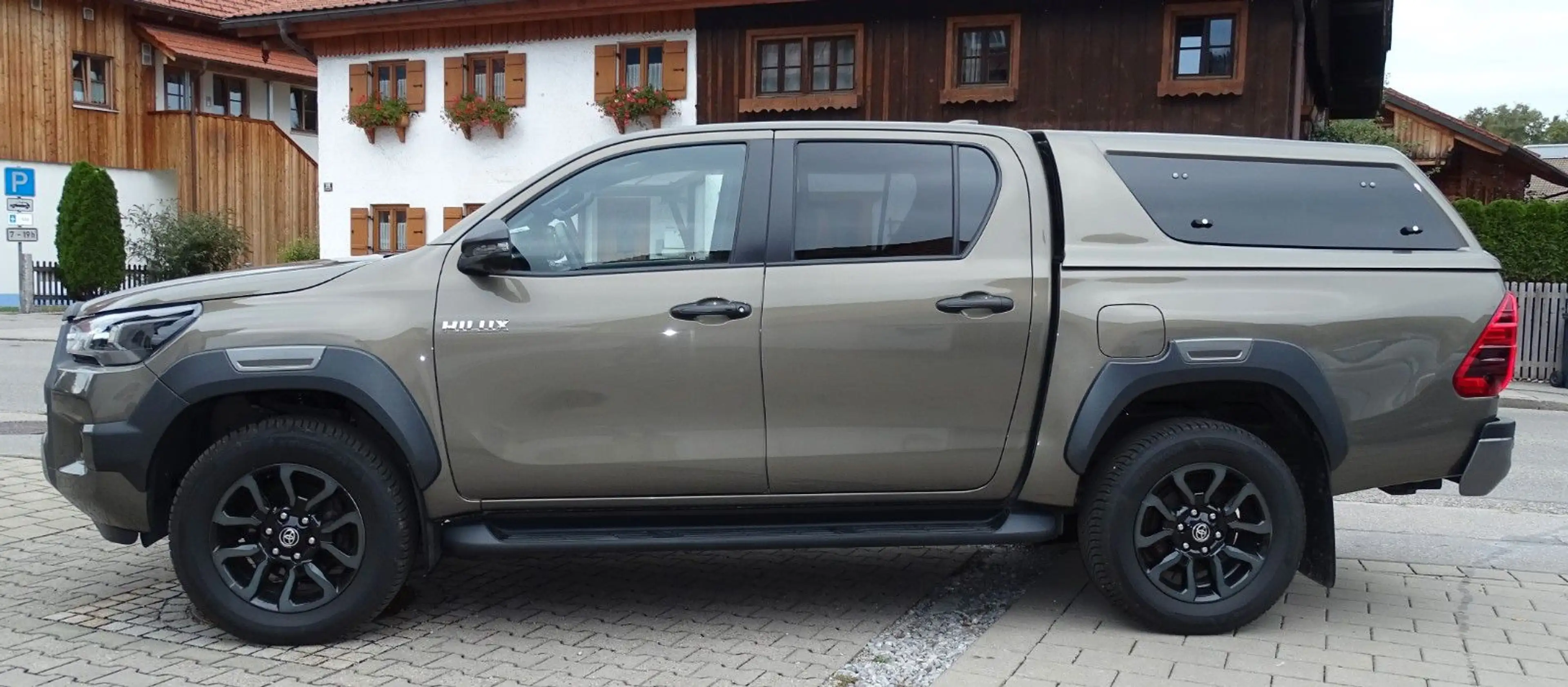 Toyota Hilux Double Cab Invincible 4x4 — photo 4