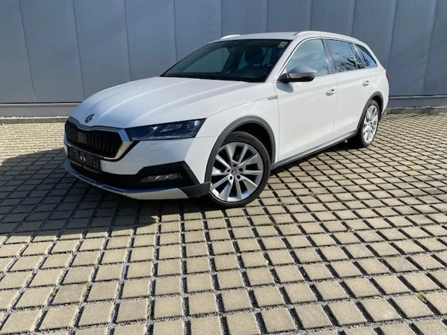Skoda Octavia 2.0 TDI 4x4 DSG Scout AHK/MATRIX/NAVI/INFOTAIN+KO Weiß - 2