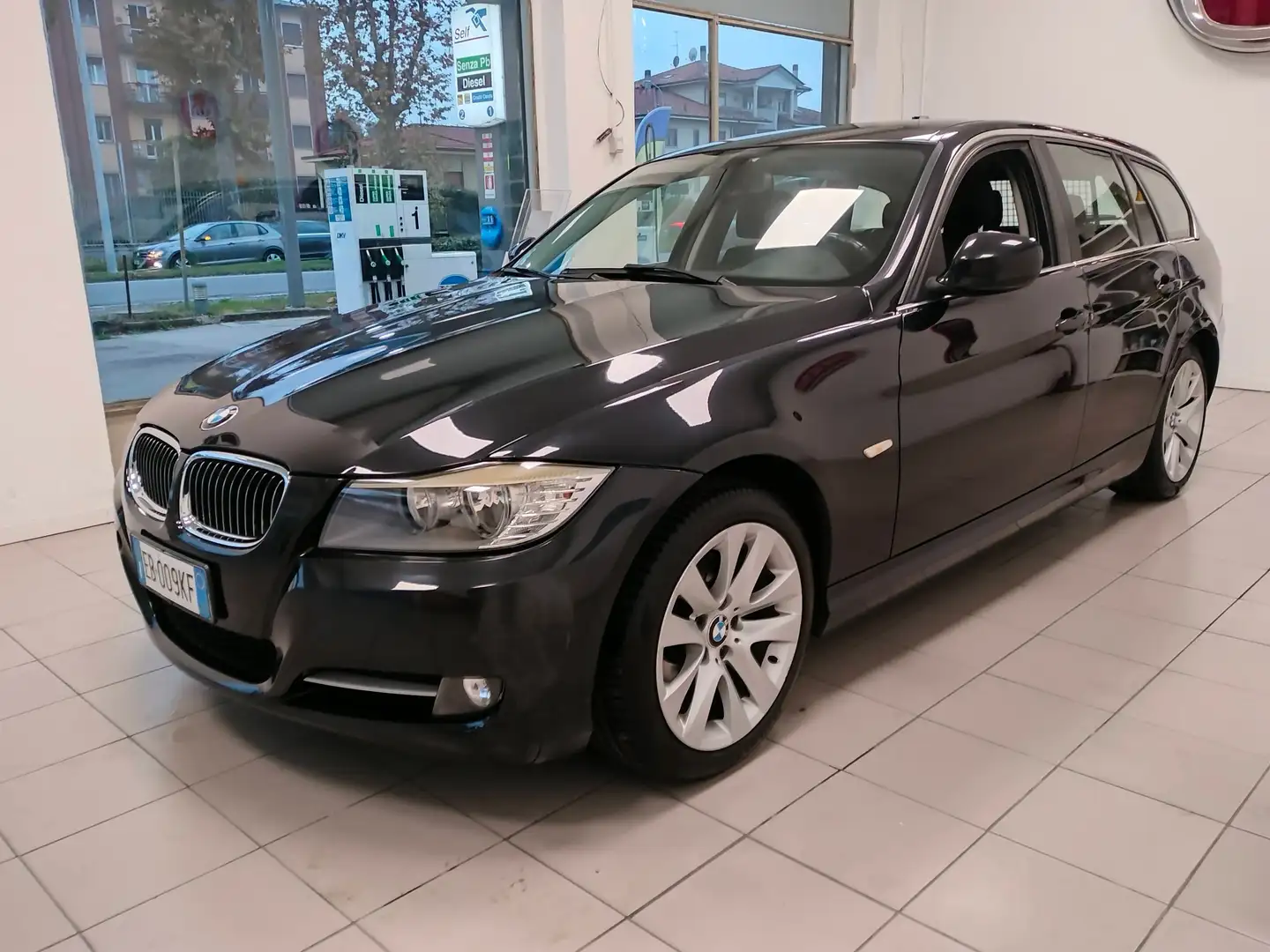 BMW 318 318d Touring 2.0 Attiva 143cv Noir - 1
