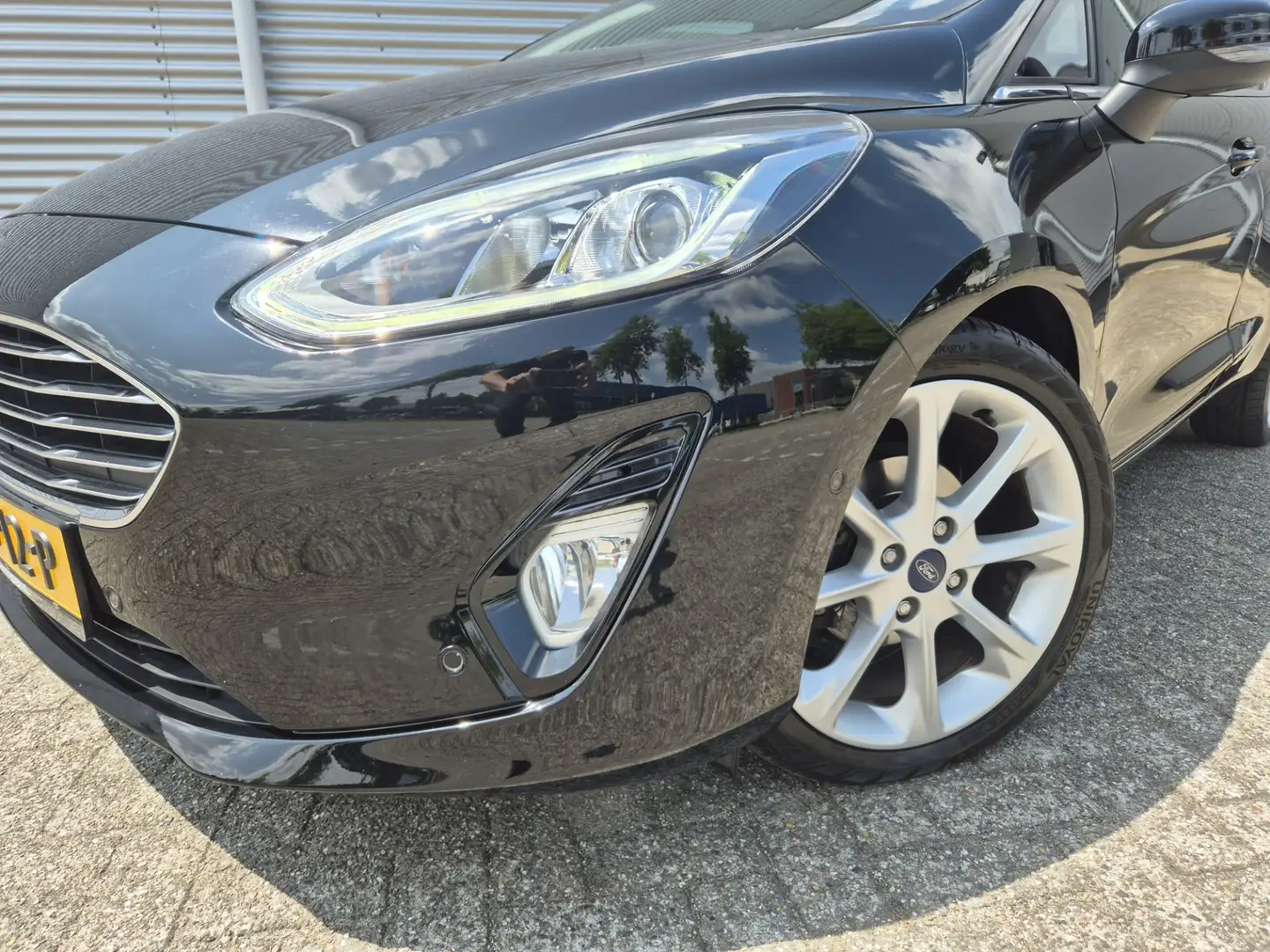 Ford Fiesta 1.0 EcoBoost Titanium ,airco,cruise,navigatie/came Zwart - 2